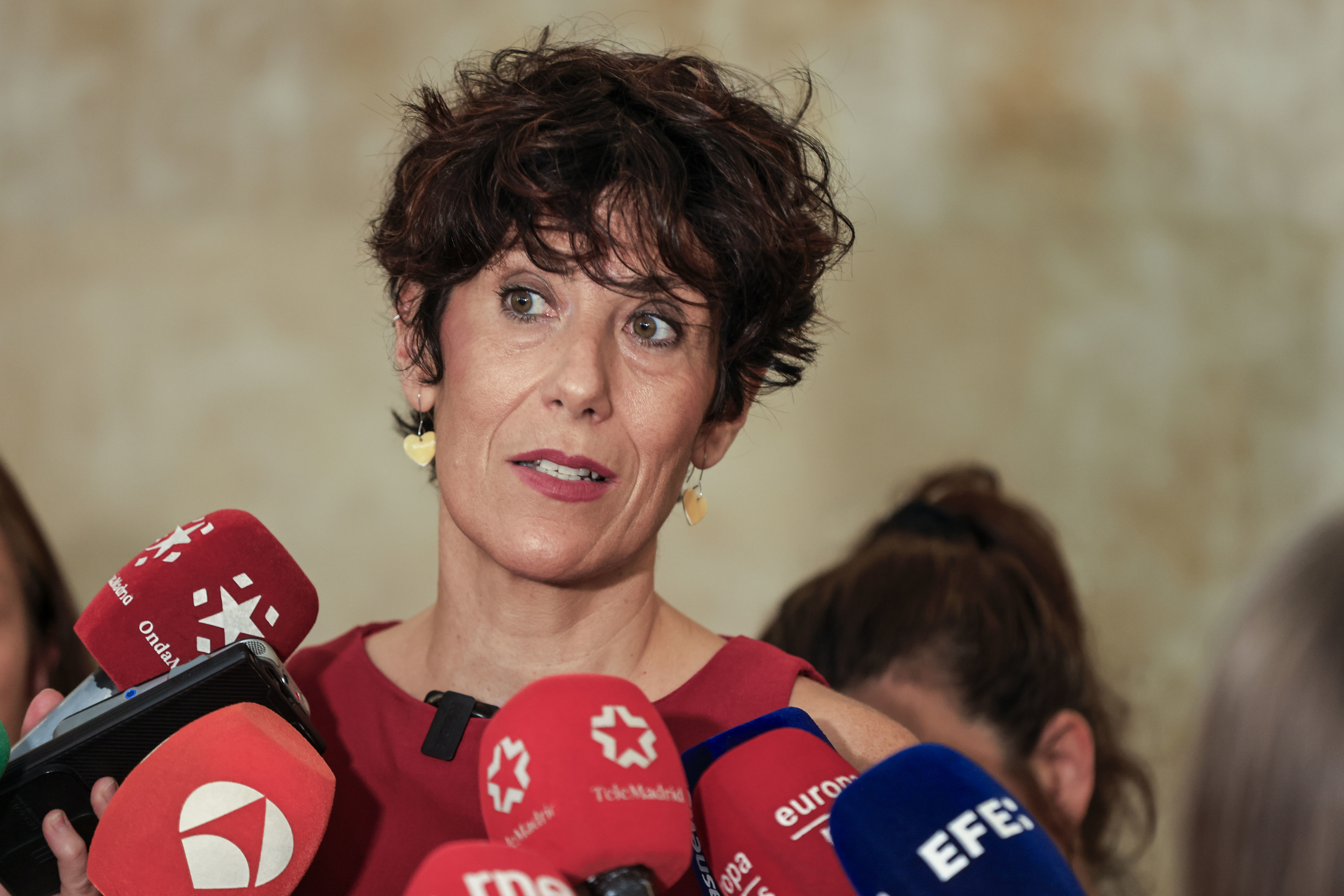 Elma Saiz acusa a Clavijo de "deslealtad" y de "faltar a la verdad" por