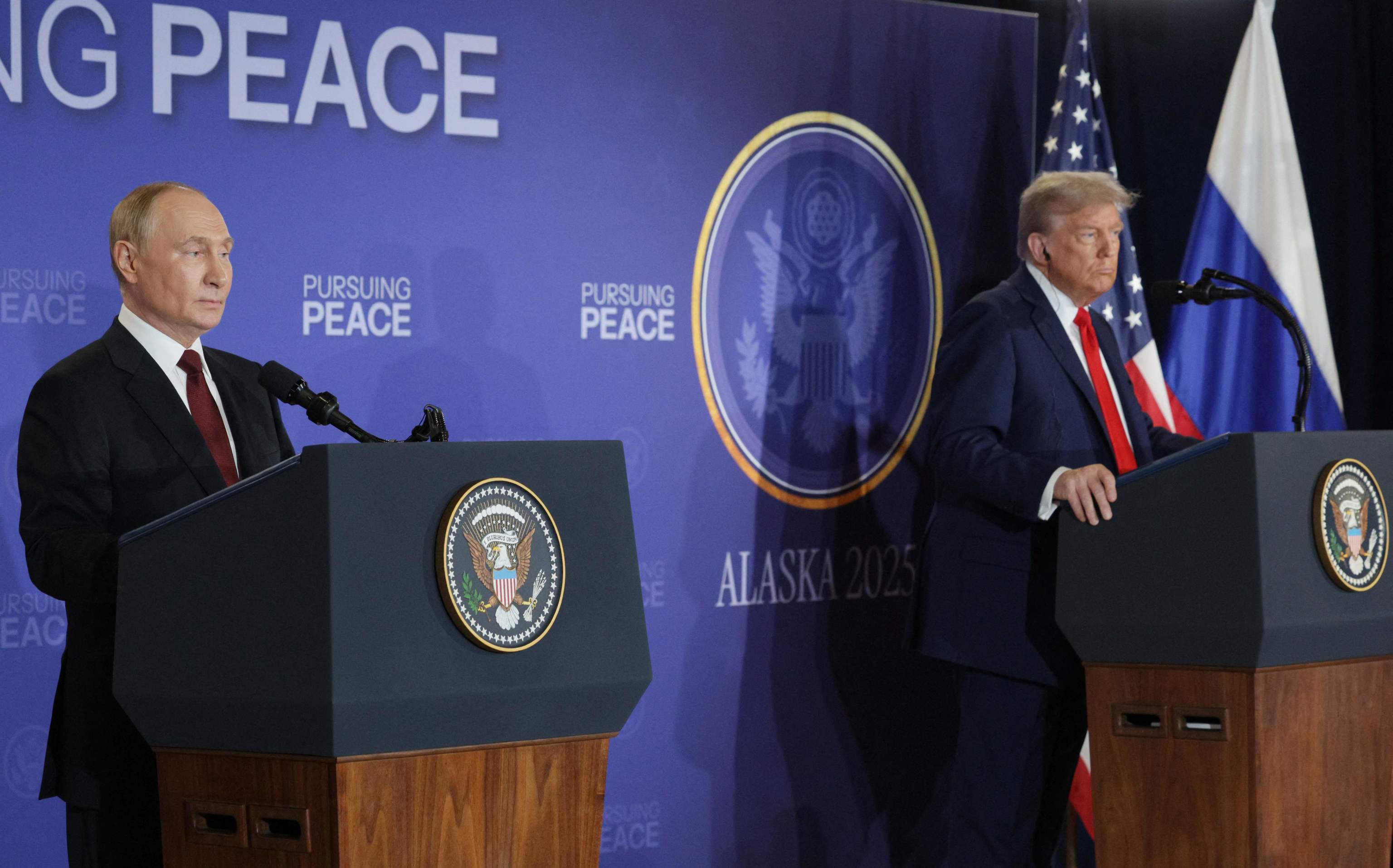 Trump y Putin, en la brevísima rueda de prensa.
