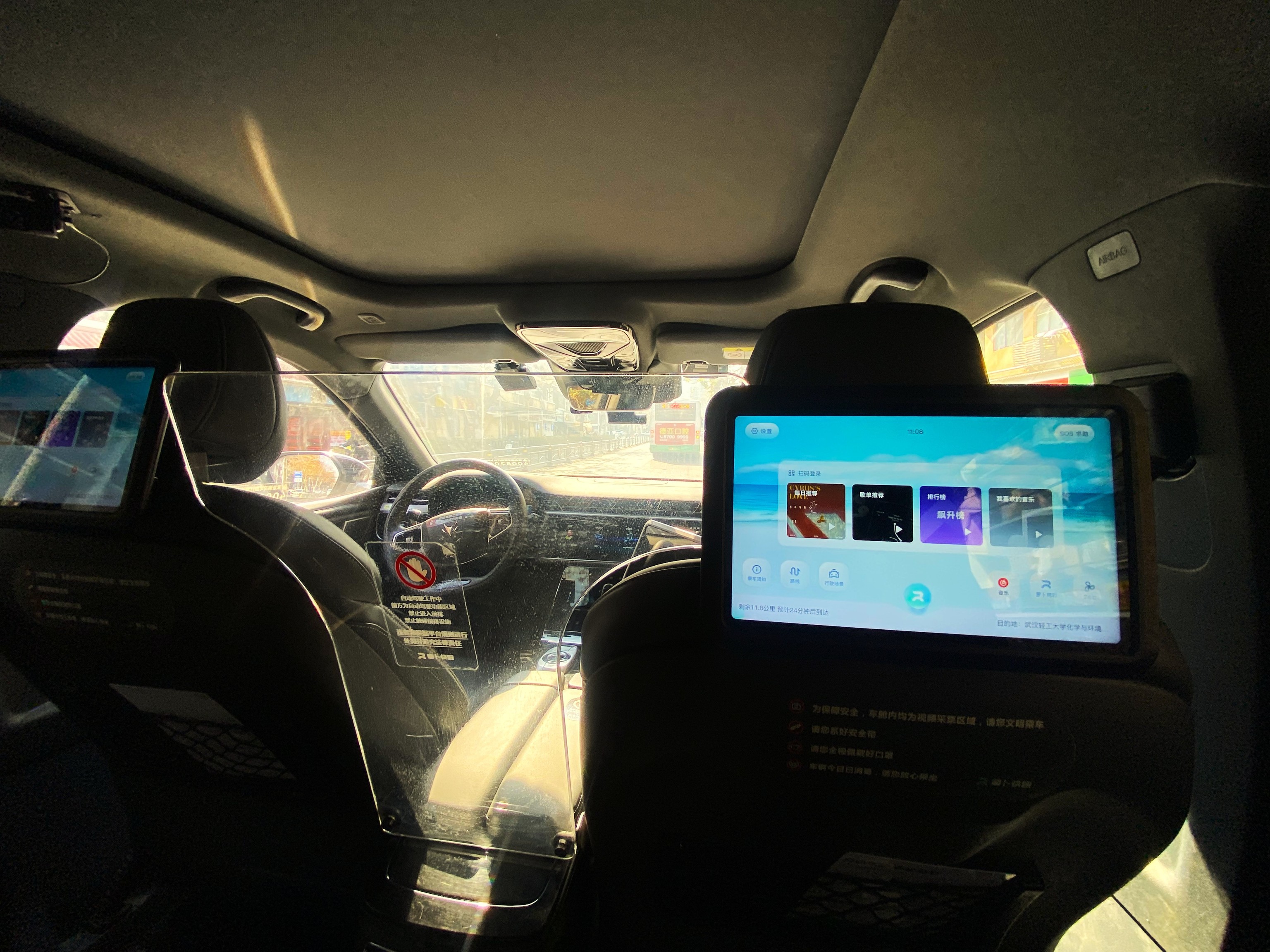 Mi viaje de 12 kilómetros por 2,5 euros en un robotaxi: así funcionan ...