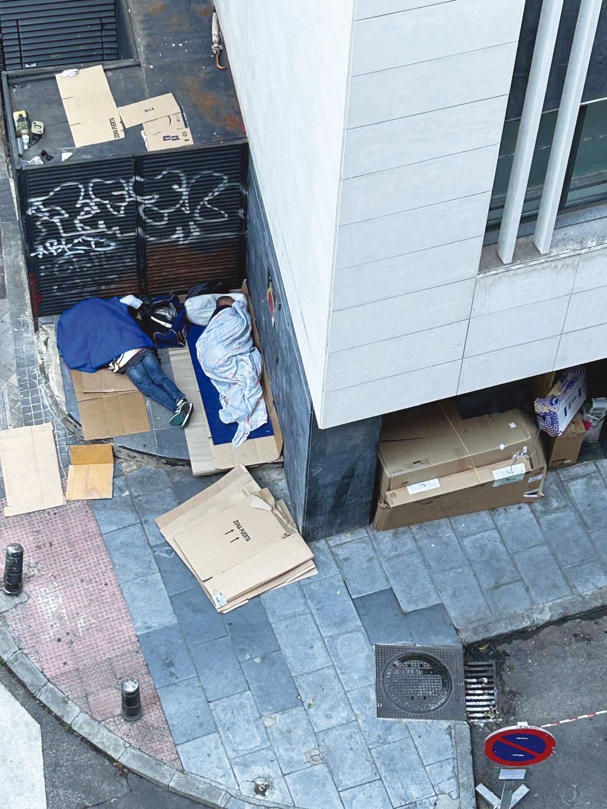 Tráfico de drogas y peleas de toxicómanos entre los lujosos pisos del centro de Madrid: "Nos encontramos desamparados. Hemos visto a familias enteras drogándose delante de sus hijos"