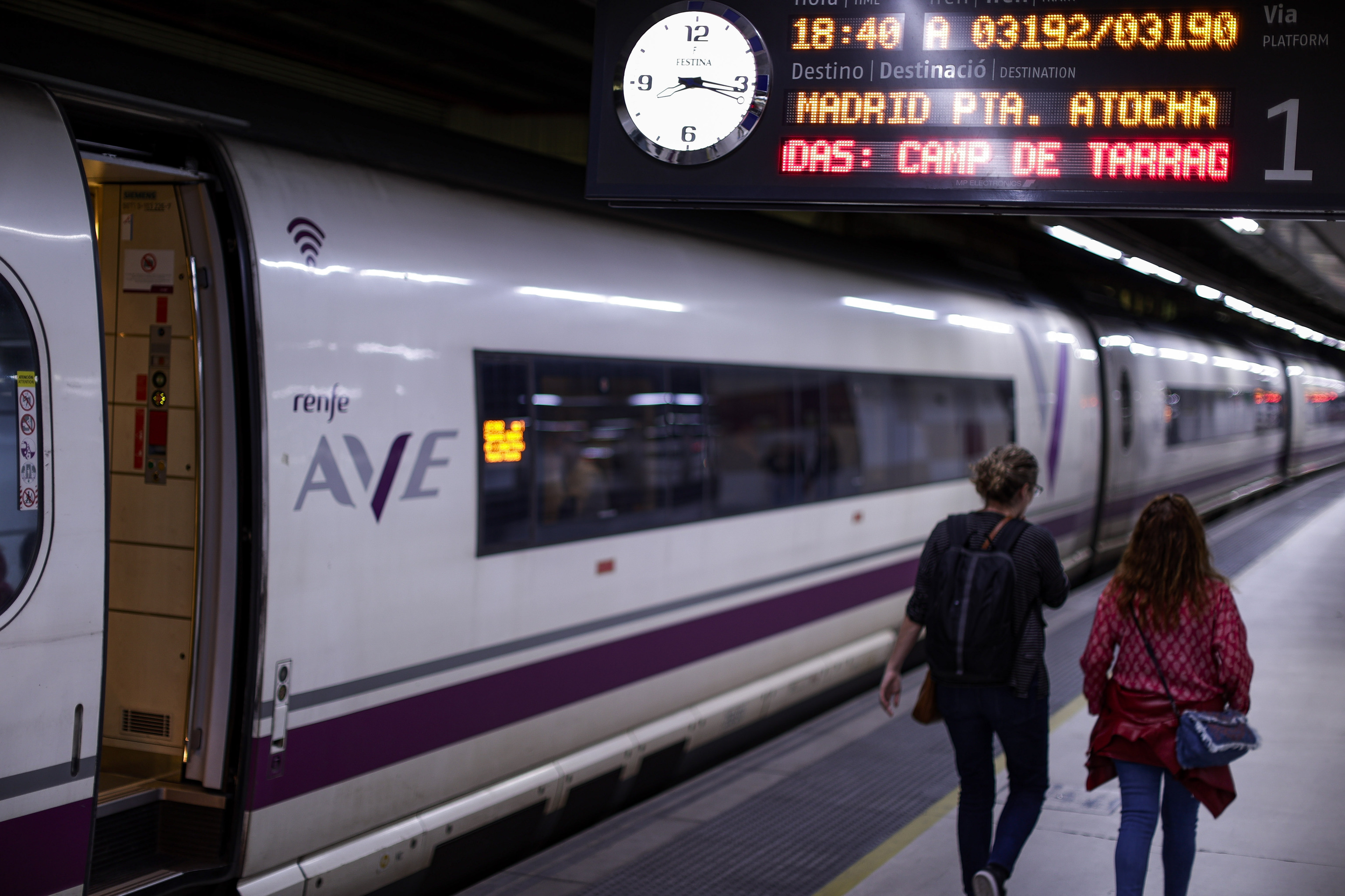 Interrumpido el servicio de AVE entre Barcelona y Girona por un tren averiado en la Sagrera