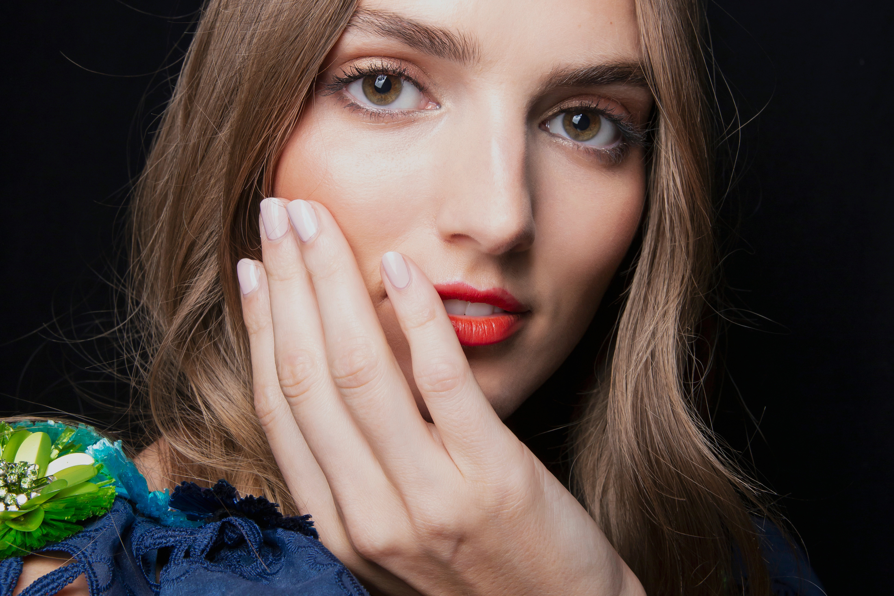 Uñas para invitadas de boda en 2026: 11 diseños elegantes con los que destacar