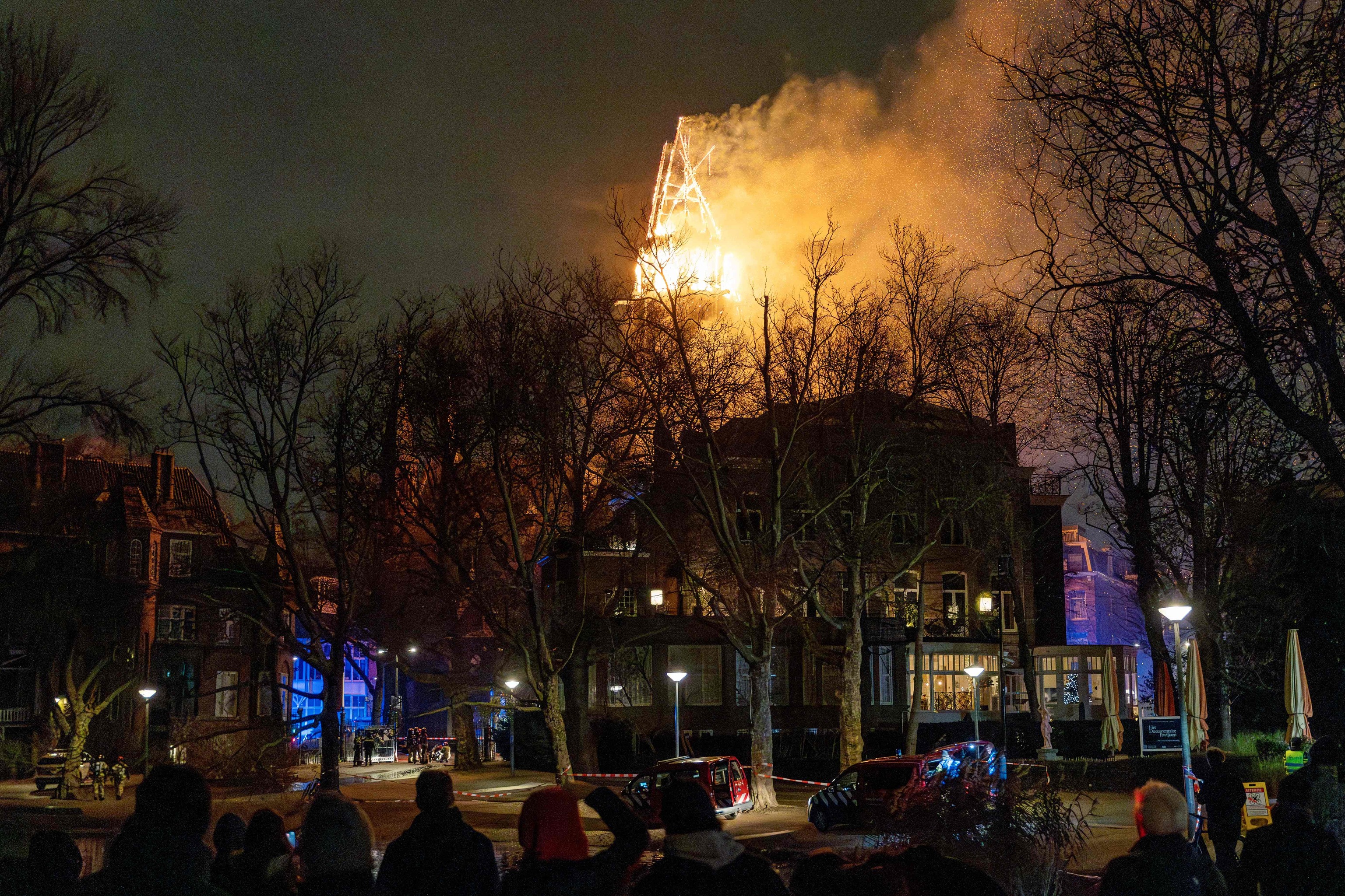 Un incendio devasta una iglesia de Ámsterdam durante una Nochevieja convulsa en Países Bajos, con dos muertos y varios actos violentos contra la Policía