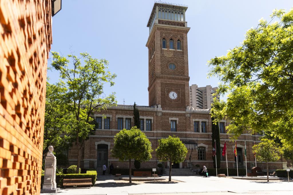 Almeida recupera el edificio de las Escuelas Aguirre para su rehabilitación y uso municipal: "Casa Árabe se convirtió en el chiringuito de la biógrafa de Pedro Sánchez"