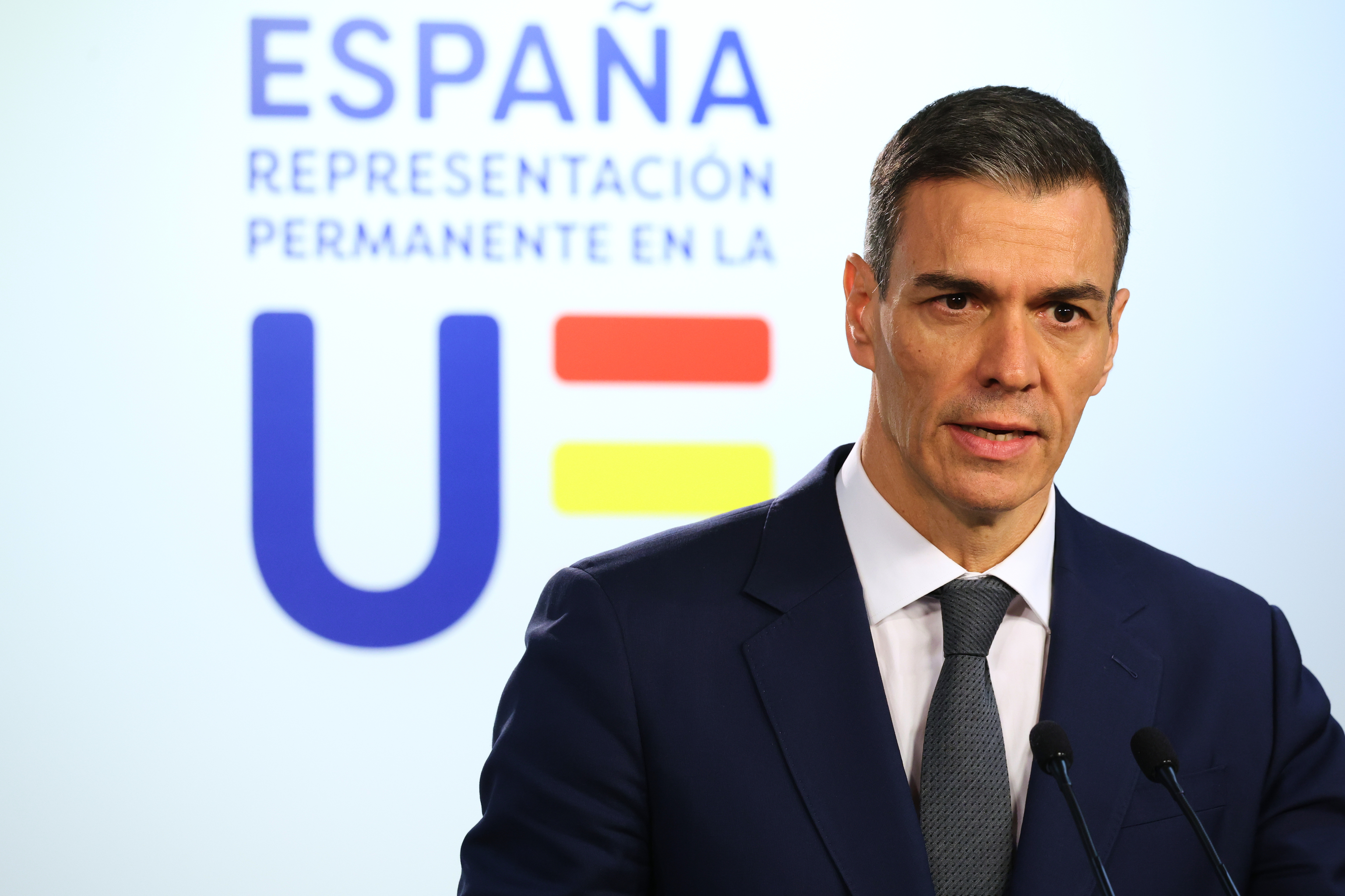 Bruselas rectifica y avisa a Sánchez sobre el proceso de regularización:  "Debe garantizar que sus decisiones no tienen consecuencias negativas en la  UE" | España