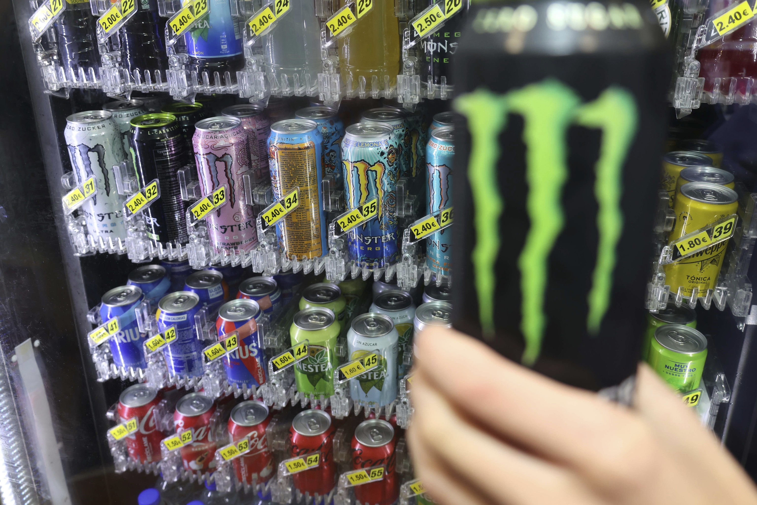 Consumo lanza a consulta pública el anteproyecto de ley que plantea prohibir la venta de bebidas energéticas a menores de 16 años