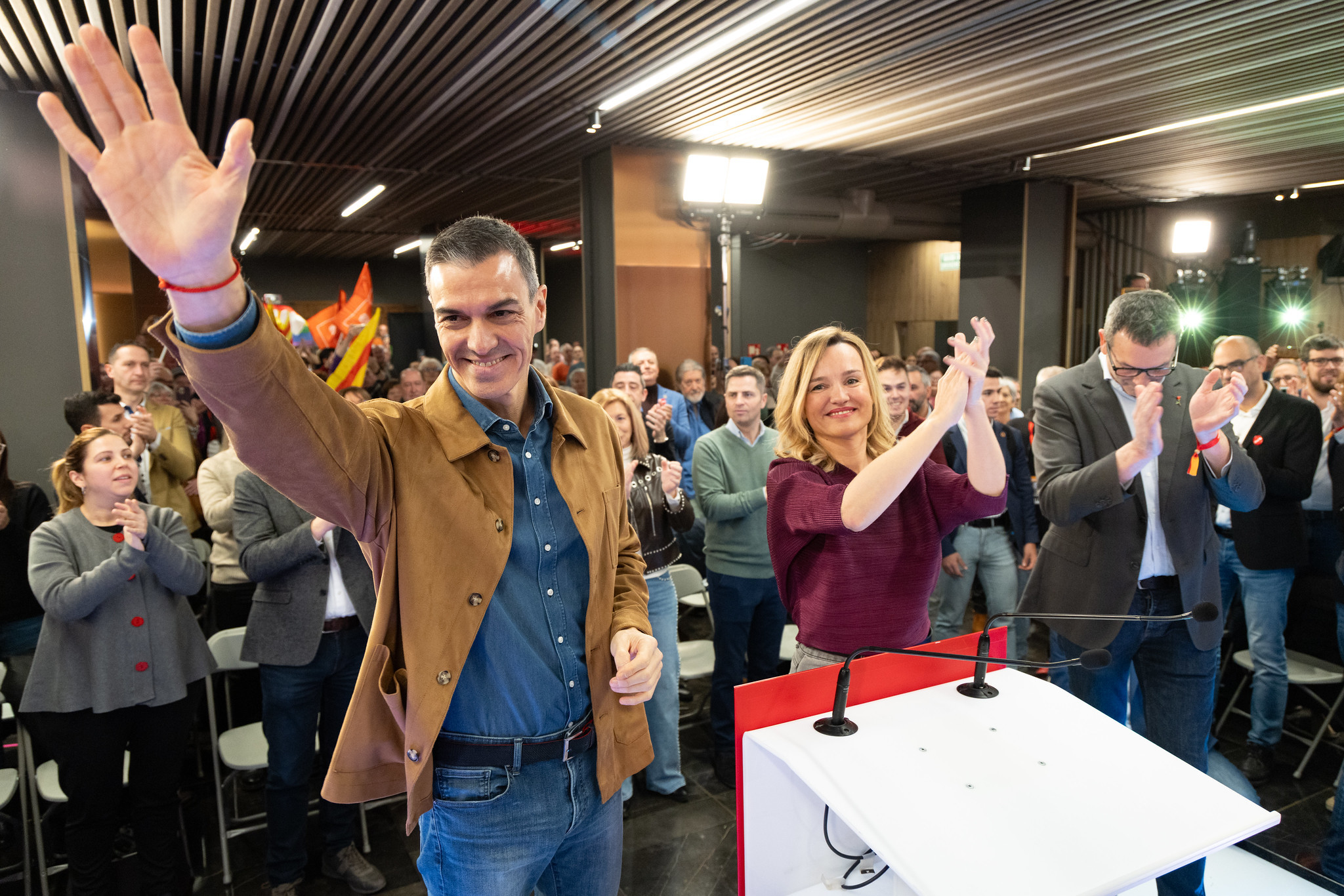 Sánchez busca calmar a los pensionistas prometiendo que "las pensiones se van a revalorizar sí o sí" mientras negocia con sus socios una solución