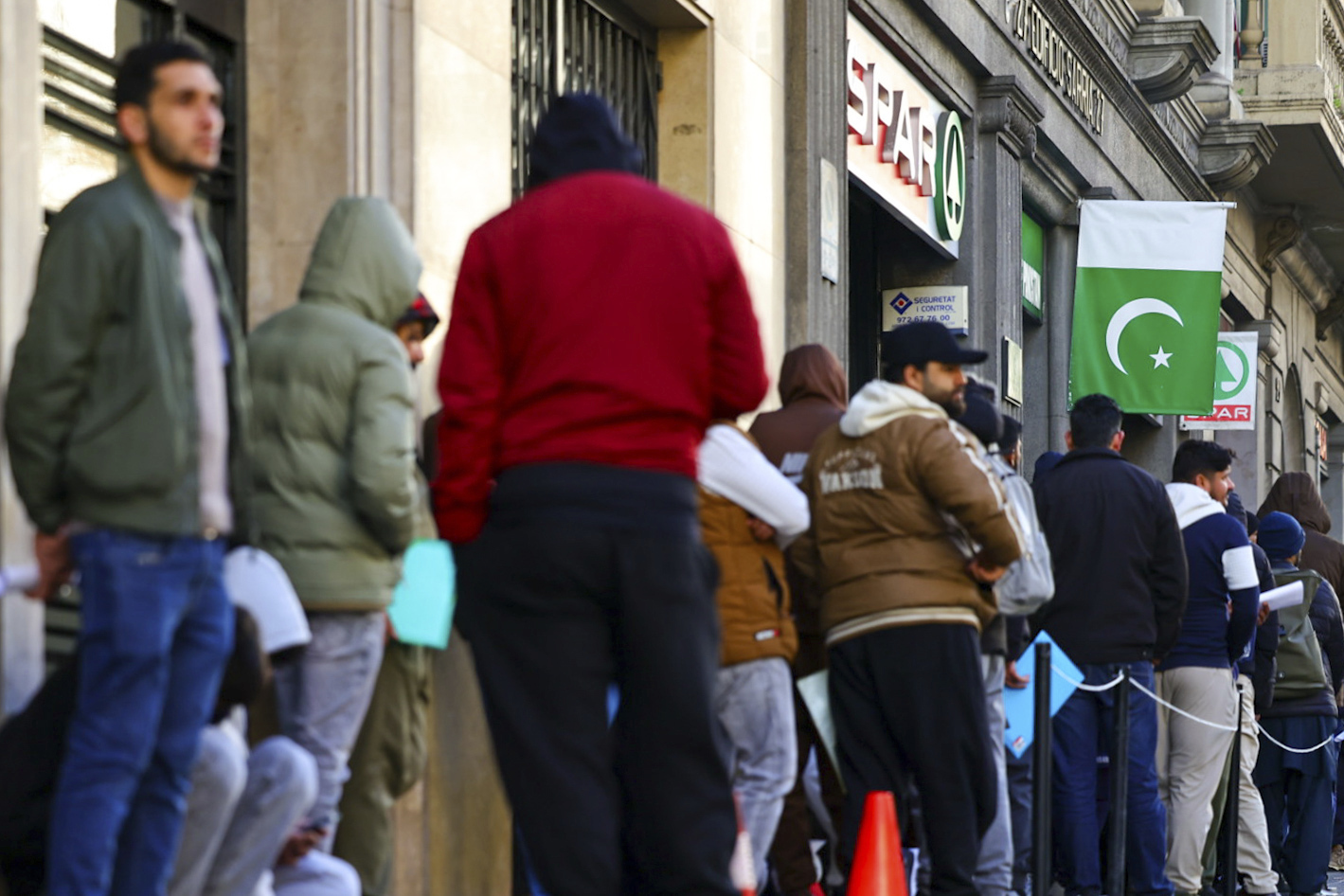 El Supremo plantea paralizar la regularización masiva de inmigrantes por "colisionar contra la Unión Europea"