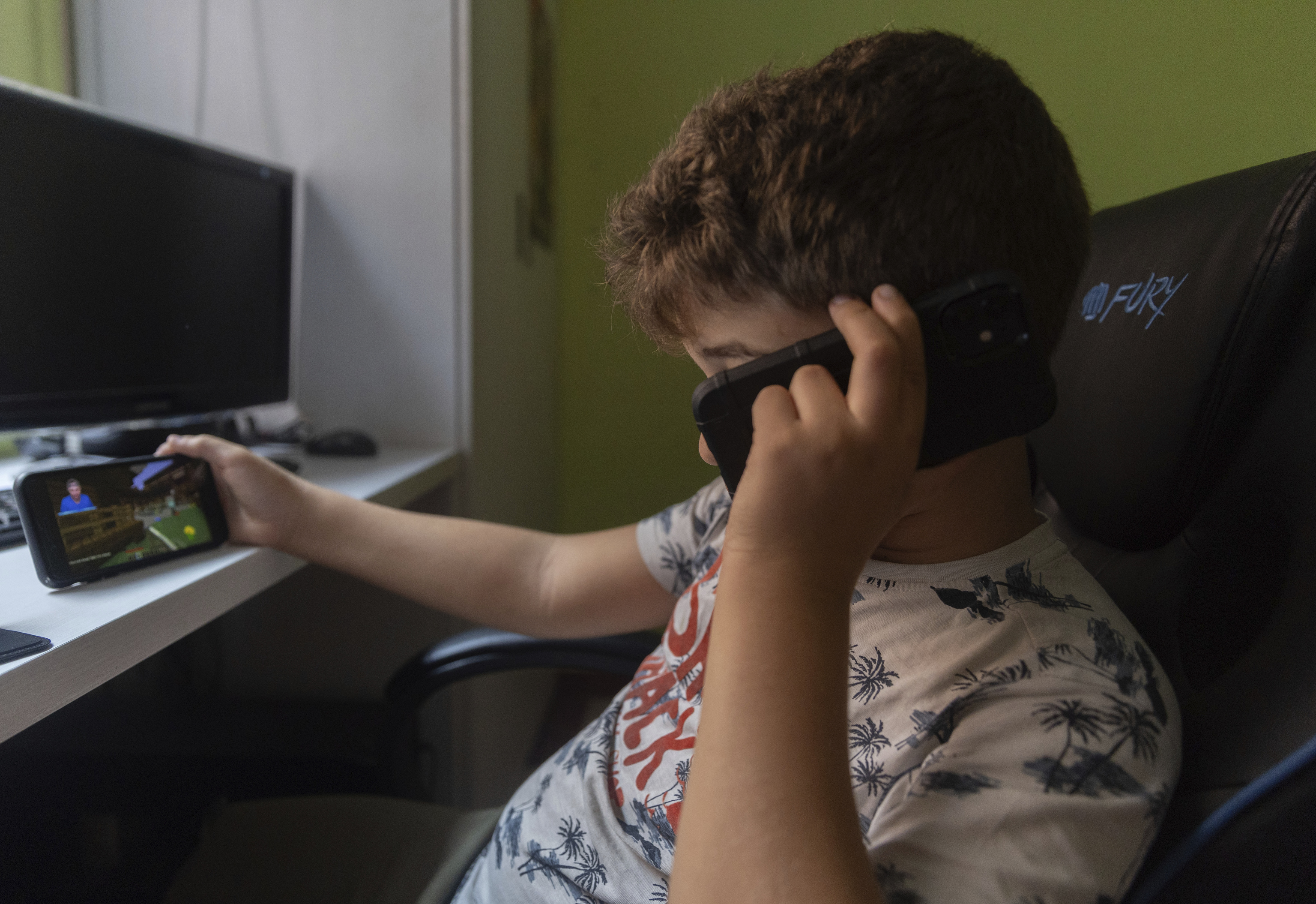 Crece el uso de pantallas entre niños y adolescentes: el 70% le dedica más de tres horas al día