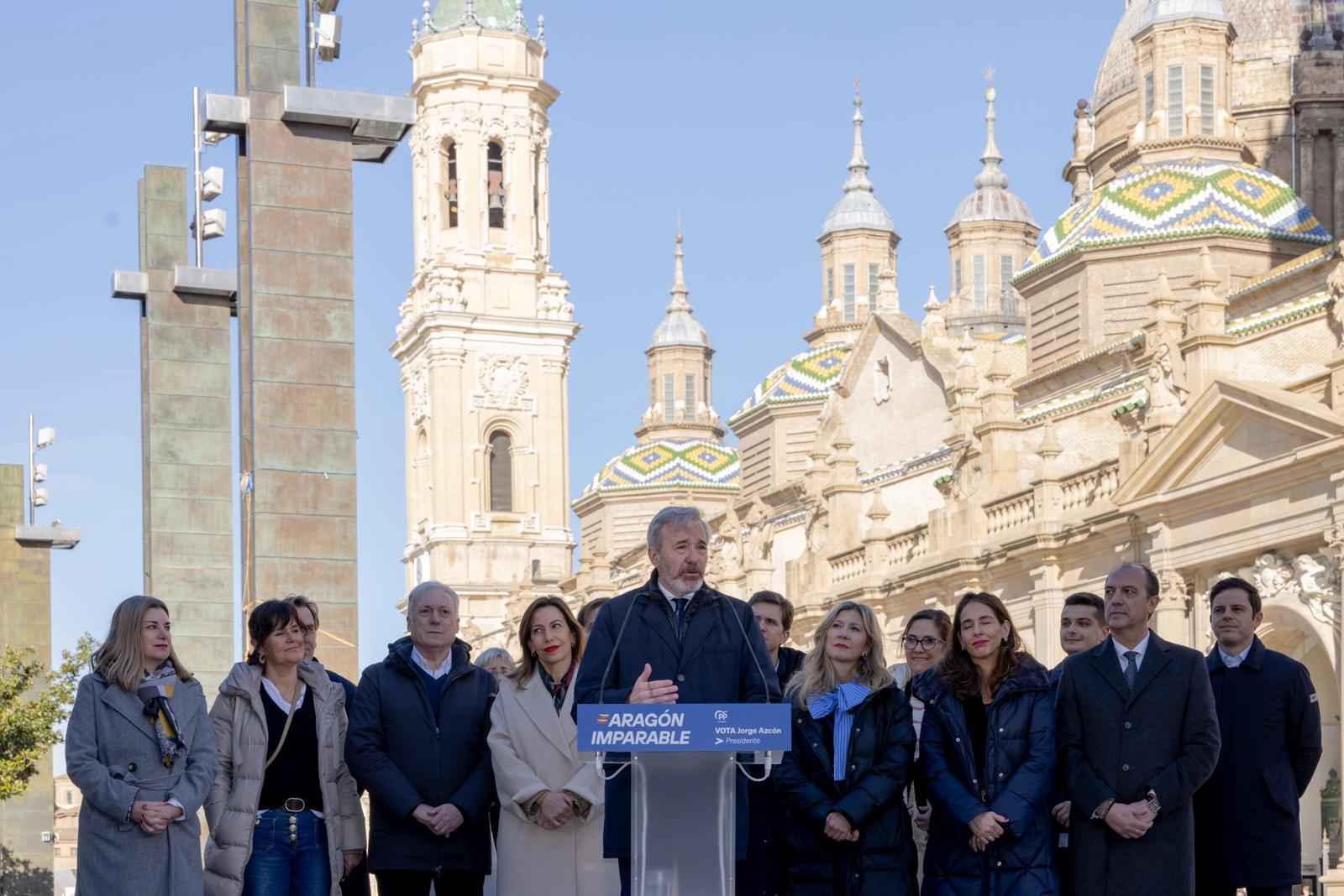 Azcón llama a los aragoneses a "enseñar la puerta de salida a Sánchez" en un final de campaña con guiños a los jóvenes más radicalizados