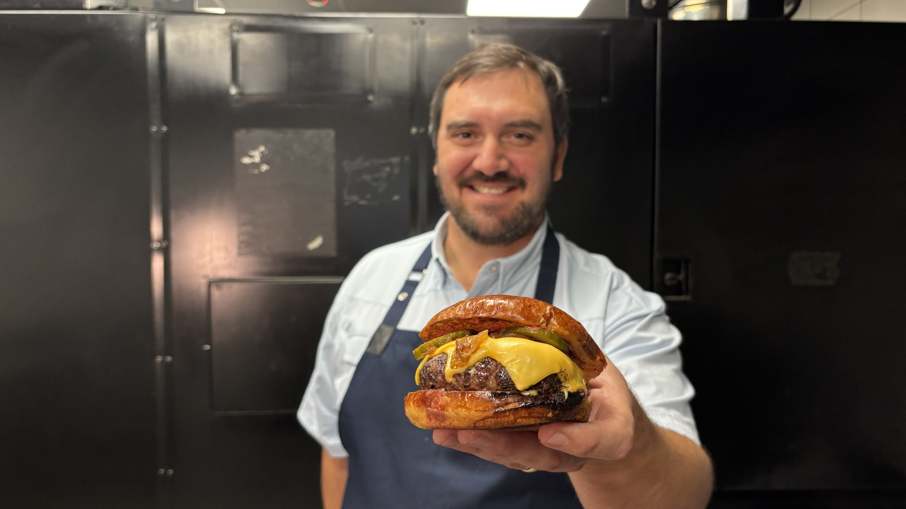 La barbacoa perfecta del texano que quería ser periodista gastronómico y se convirtió en un maestro con estrella Michelin de esta tradición americana