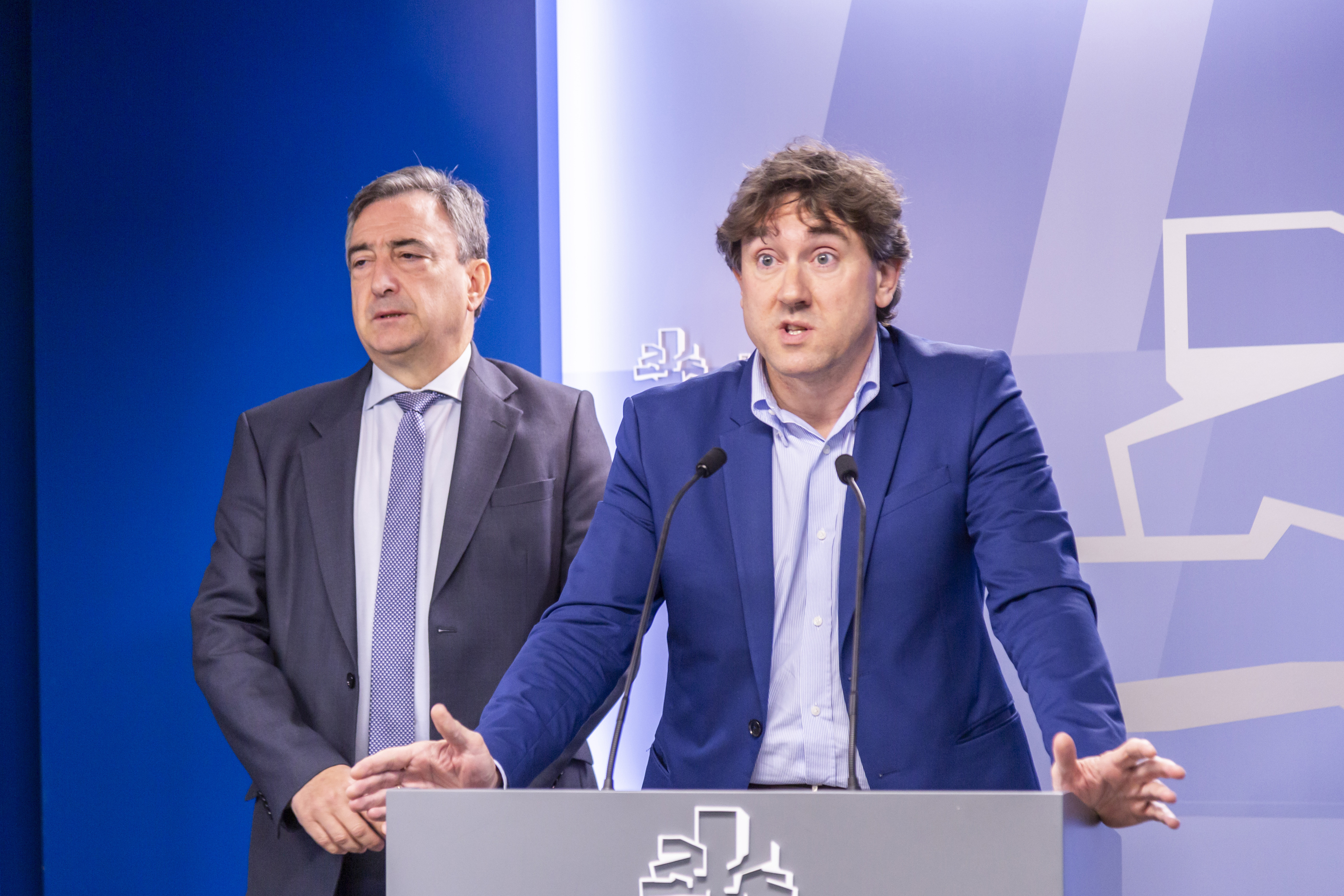 El socialista Andueza se planta ante el PNV y se niega a suprimir los índices del euskera: "Es su error y deben solventarlo ellos"