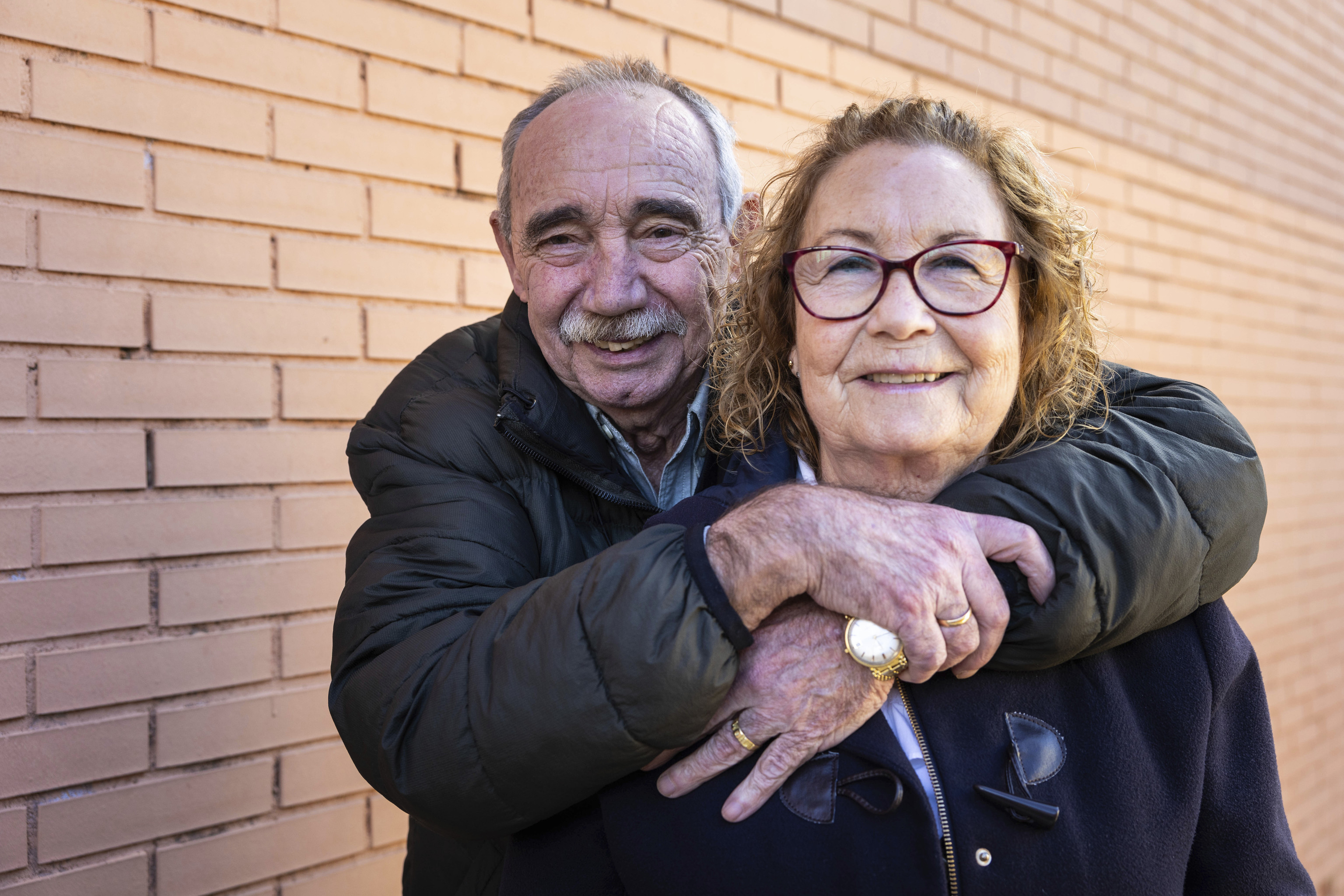 Bodas de oro colectivas para homenajear a los mayores: "Después de 50 años juntos seguimos durmiendo haciendo la cucharita"