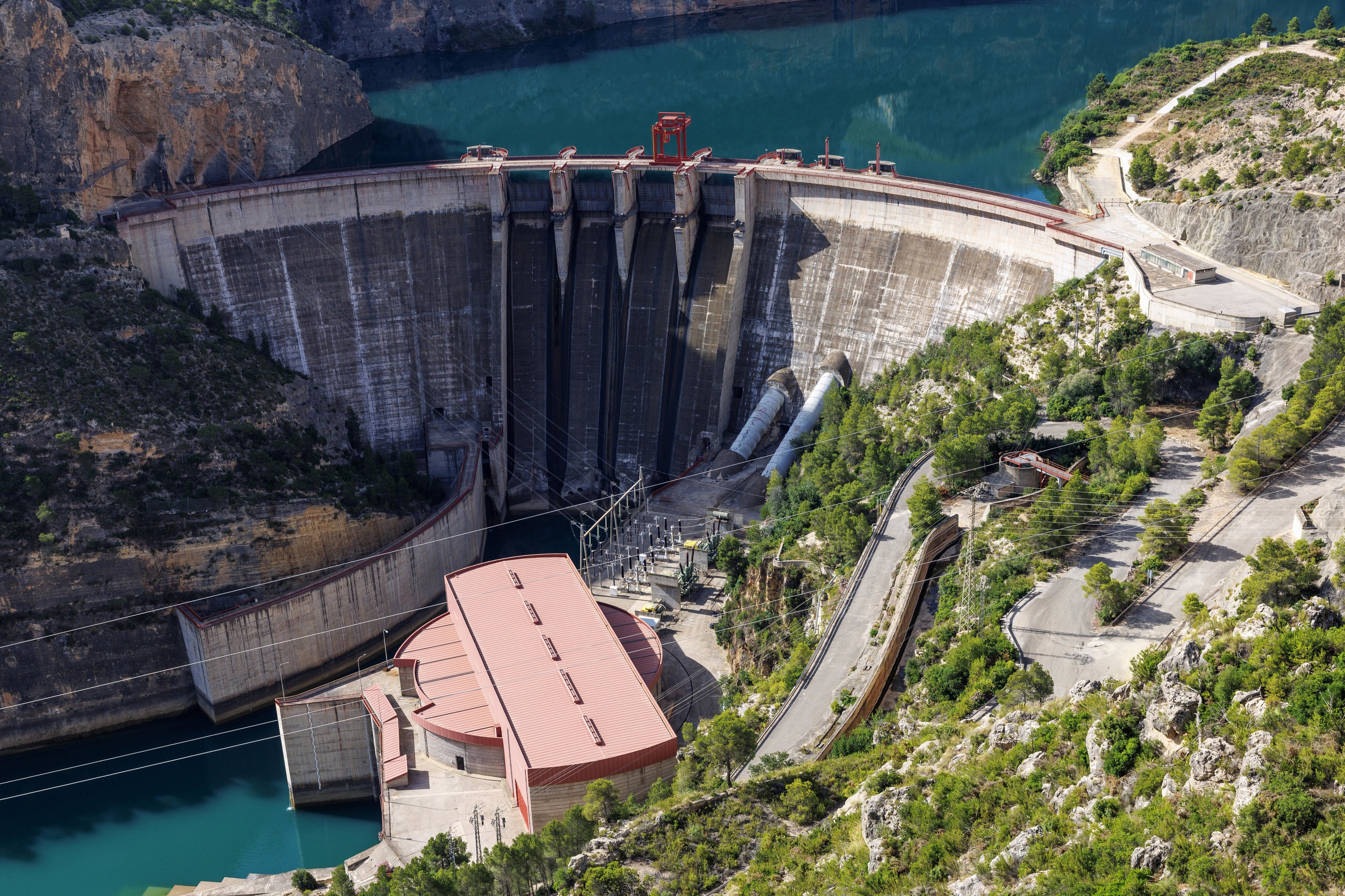 Las lluvias convierten las presas de toda España en baterías que tiran el precio de la luz