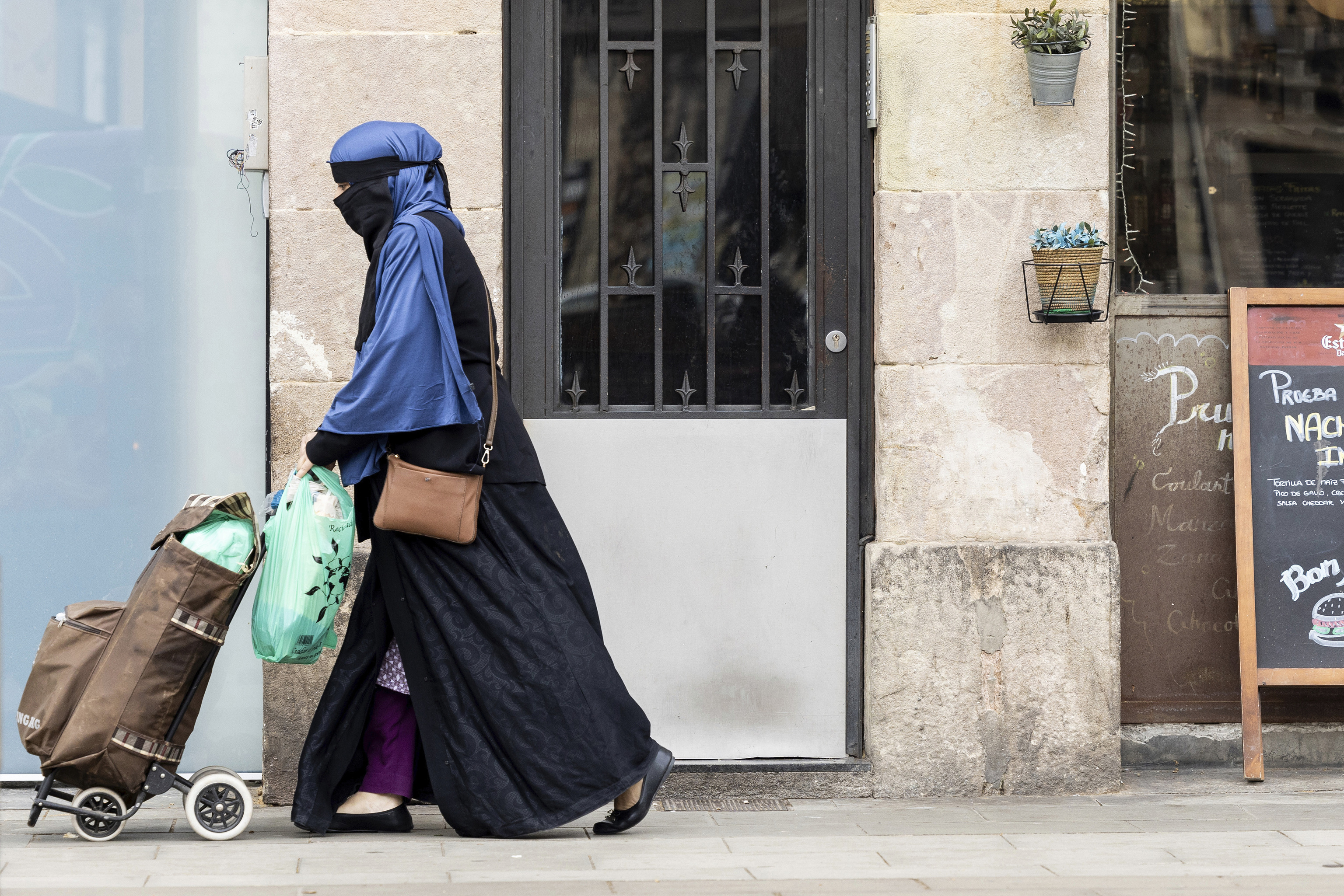 Lérida prohíbe el uso del burka en los espacios públicos tras aliarse el PSC con Junts
