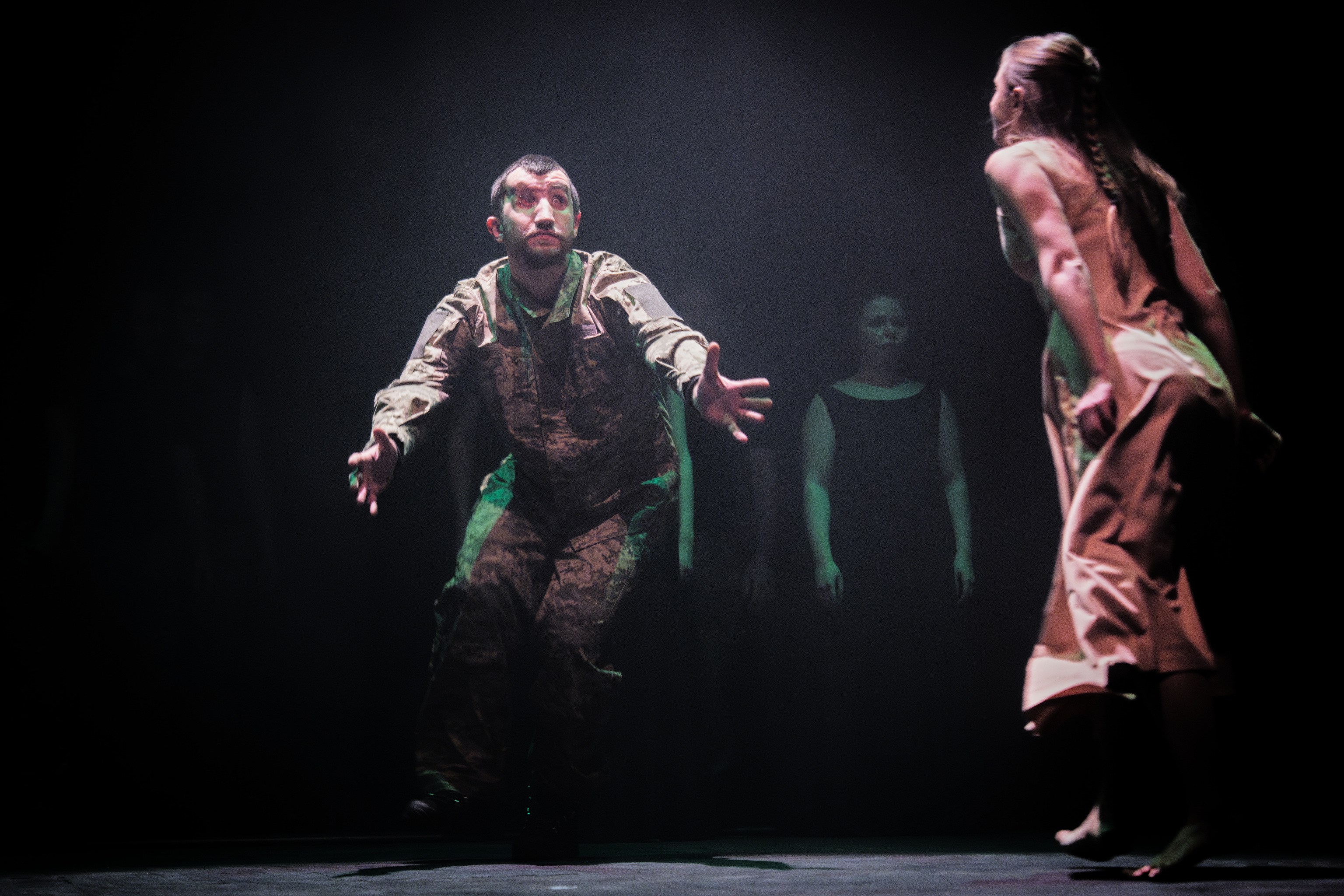 En un agotado Kiev, veteranos ucranianos heridos convierten la poesía épica en testimonio vivo