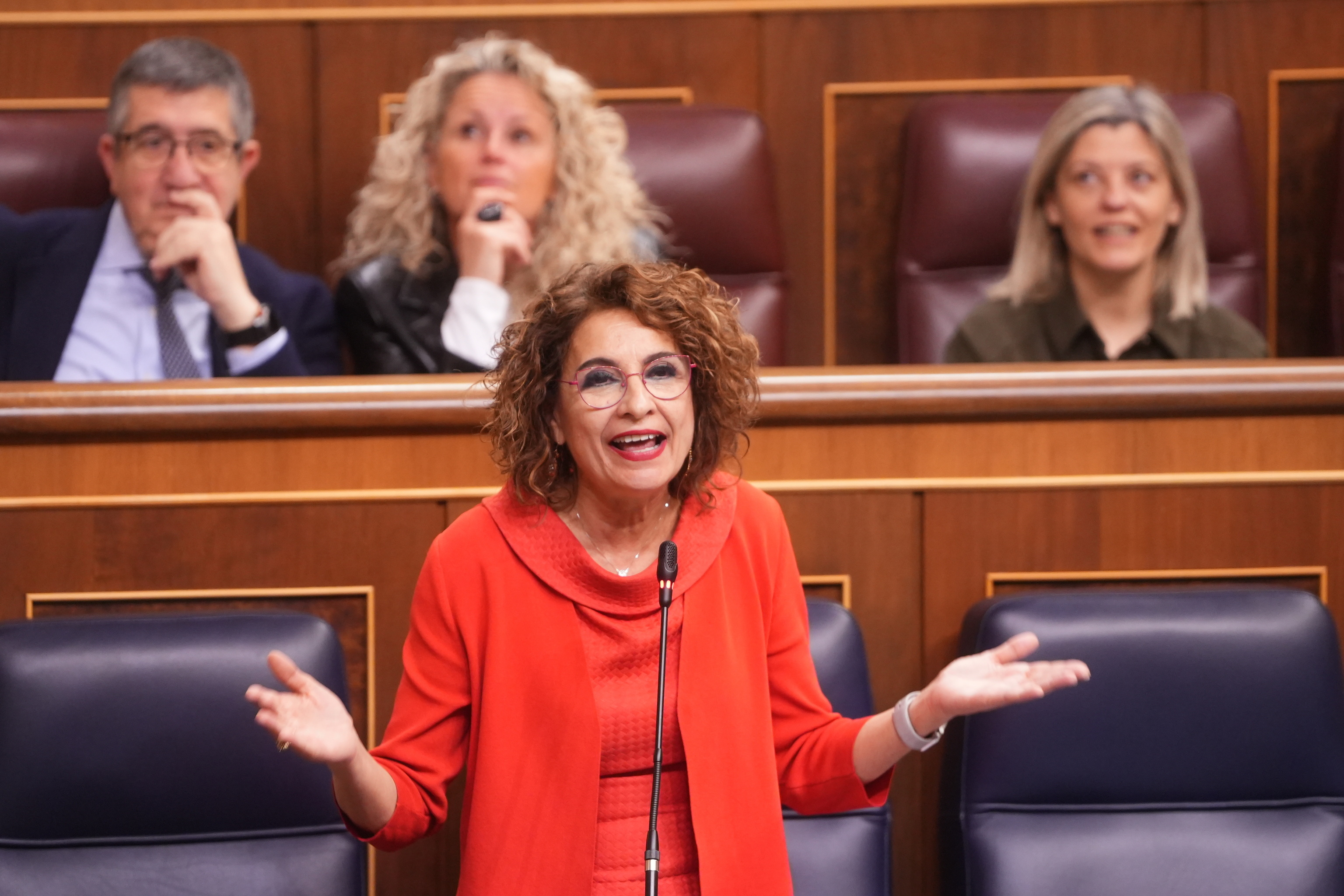Montero se abre a trocear el decreto del escudo social y mantiene su compromiso de presentar los PGE