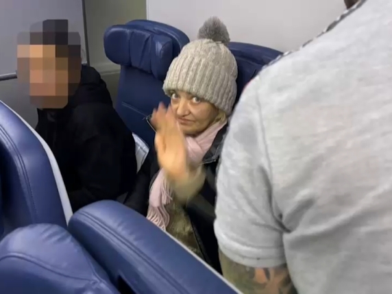 Una mujer rusa consigue colarse en un avión que volaba de Nueva York a Europa por segunda vez sin pasaporte ni billete
