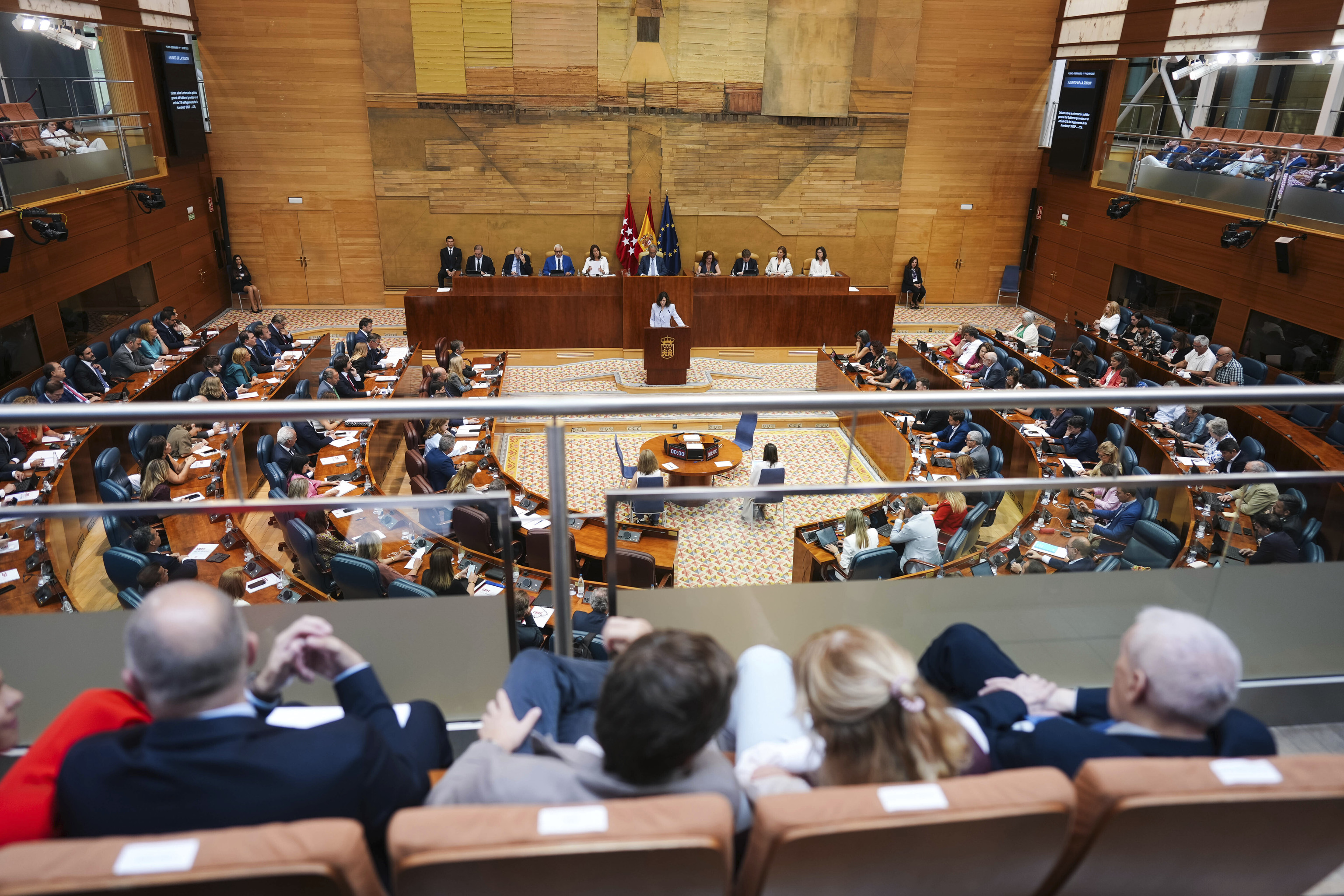 El eterno debate sobre los escaños "infinitos": Vox urge a Ayuso a reducir el número de diputados y la izquierda quiere ampliarlos acorde a la población