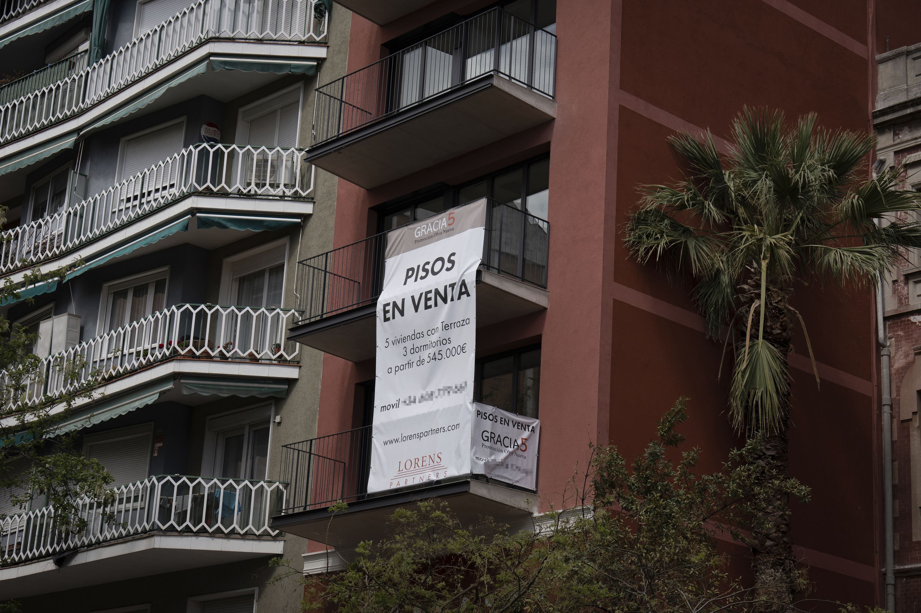 La demanda se retira de las grandes capitales ante "precios inalcanzables": la oferta de vivienda en venta crece un 17% en Madrid y un 6% en Barcelona