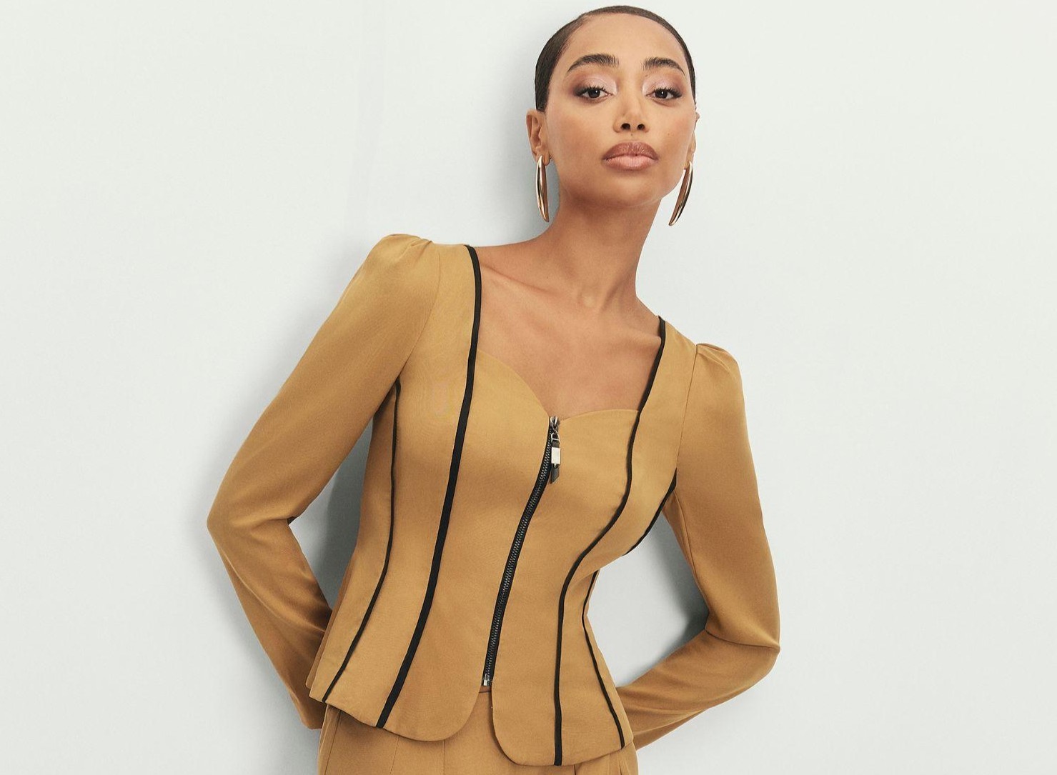 El regreso del chic francés: cómo llevar la chaqueta con peplum para un look de oficina o una cena especial