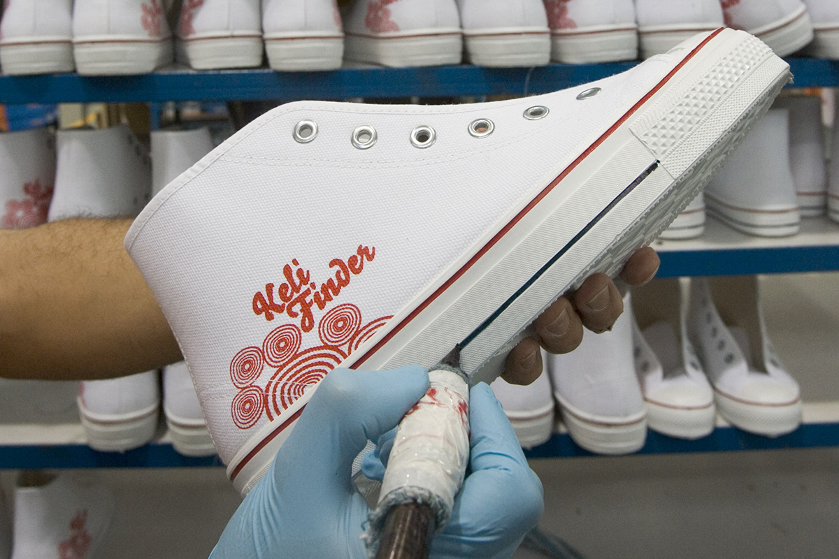 El fracaso rotundo de  las zapatillas de Zapatero que prometían casa: las  Keli Finder,  dos décadas después