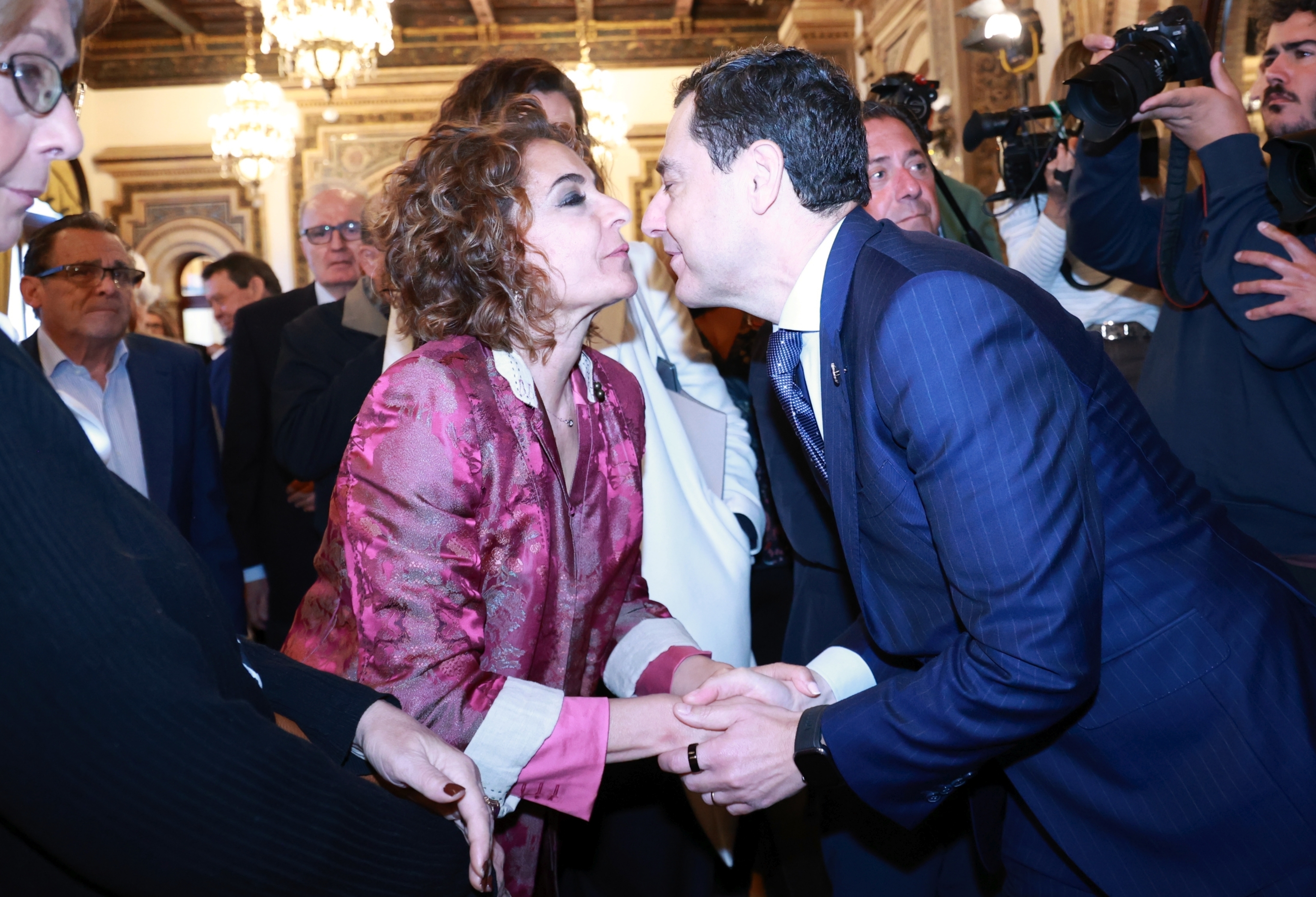 La regularización sirve al PSOE para sacudir el 17-M: ¿presionará a Moreno?, ¿revivirá Vox?