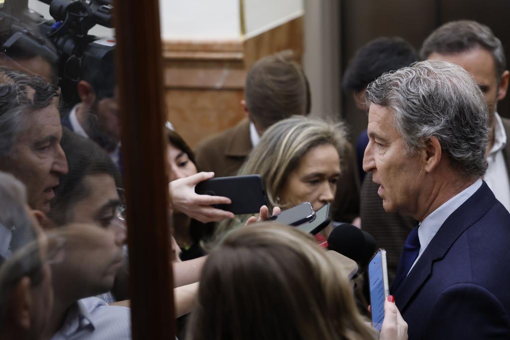 Feijóo  acusa a Sánchez de regularizar 