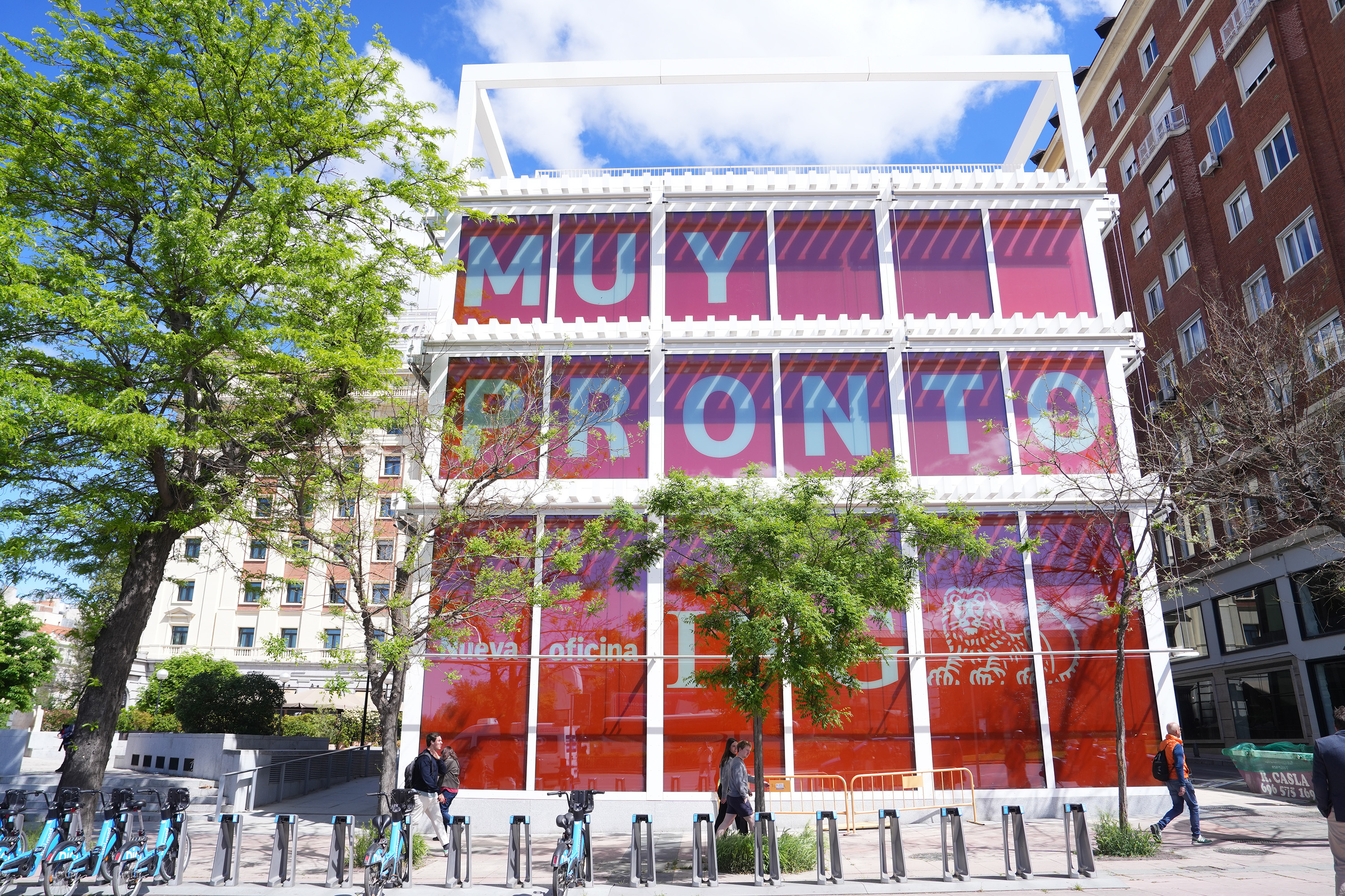 La rocambolesca historia de uno de los inmuebles más emblemáticos del centro de Madrid: de sede de un banco intervenido a edificio okupado por neonazis hasta volver a ser una oficina bancaria