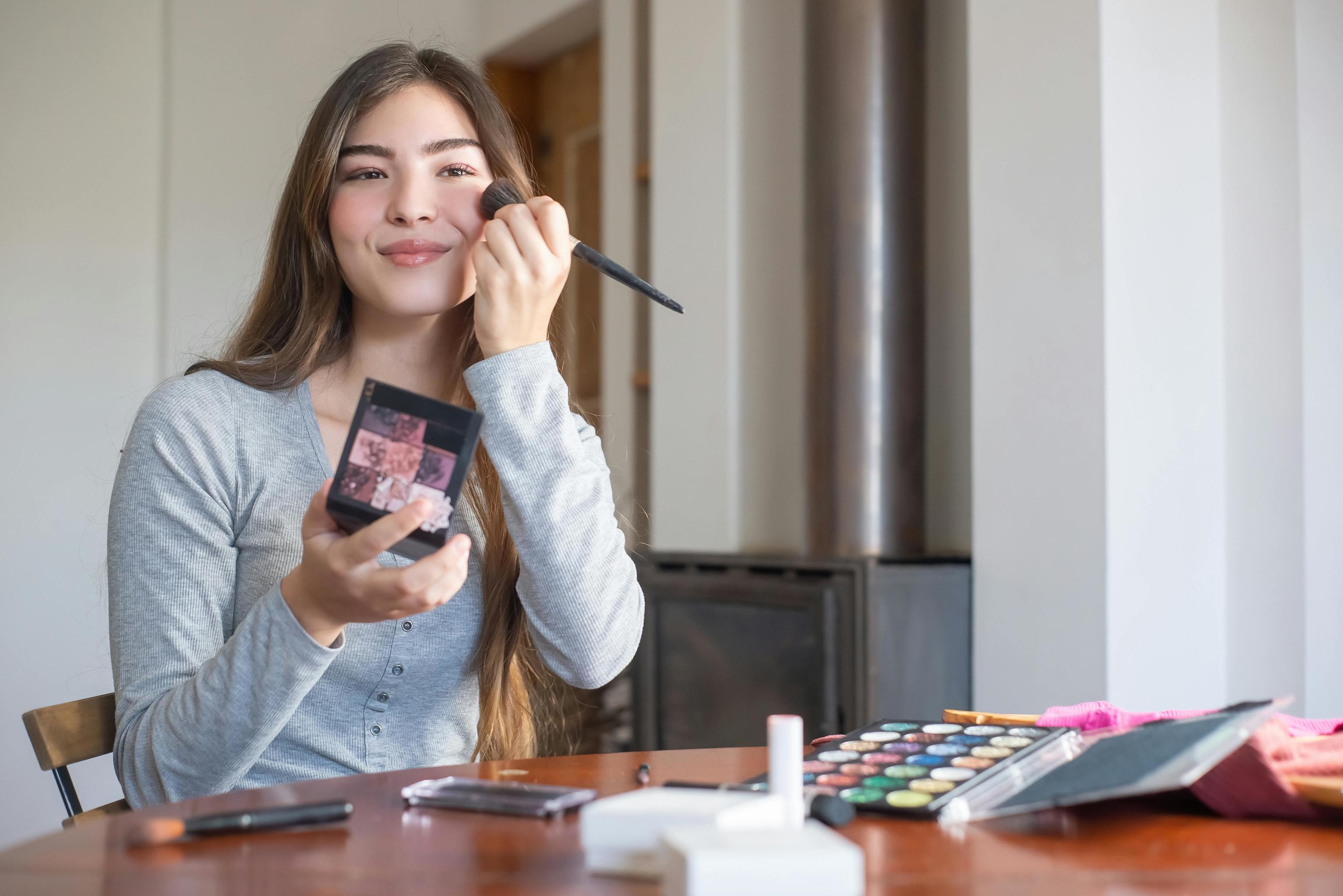 Adiós a los tonos apagados: el colorete melocotón llega para transformar tu maquillaje