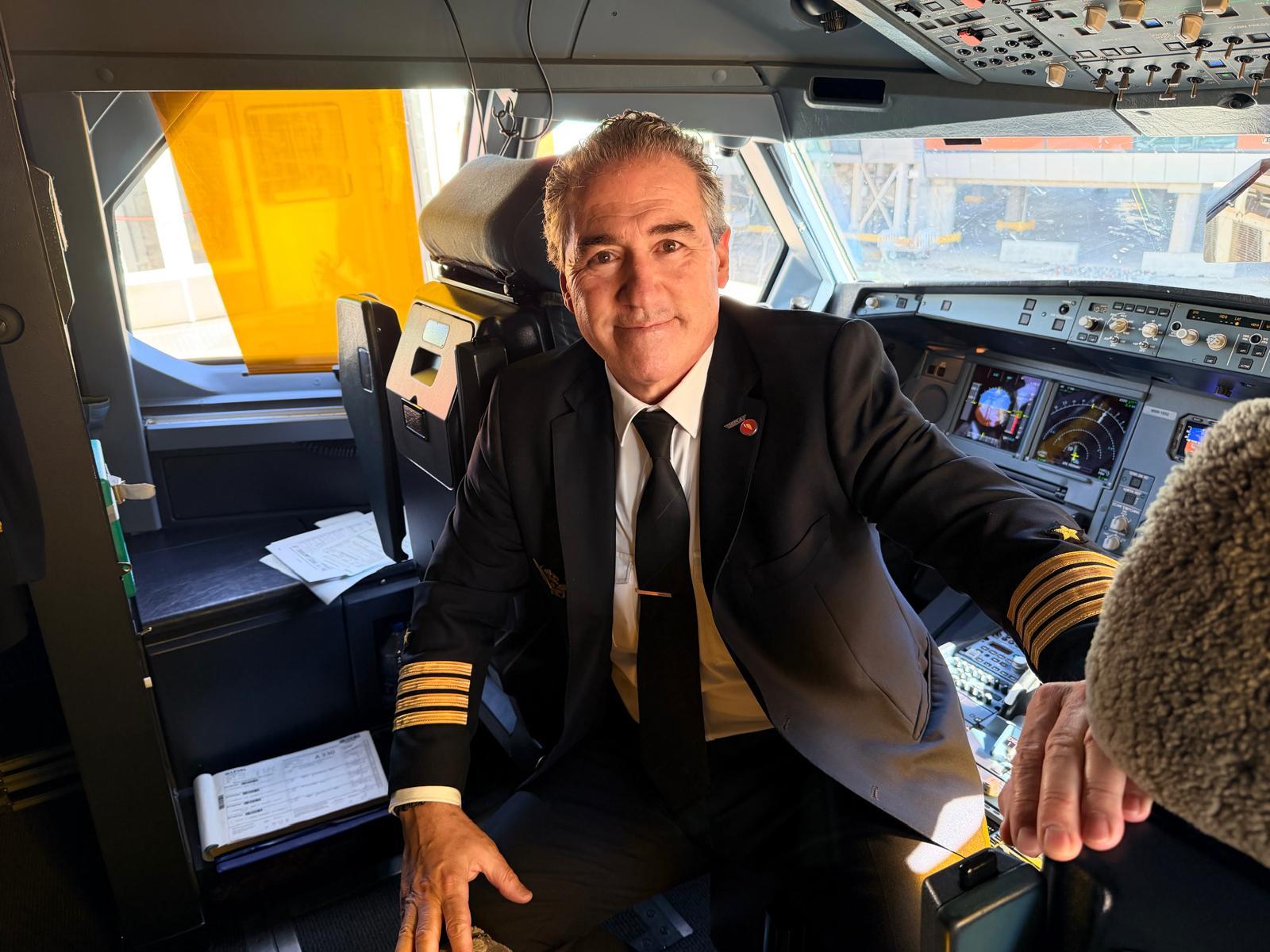El piloto viral que te cuenta todo lo que siempre quisiste saber sobre volar: de por qué no hay paracaídas a bordo a qué hacer si alguien se pone de parto