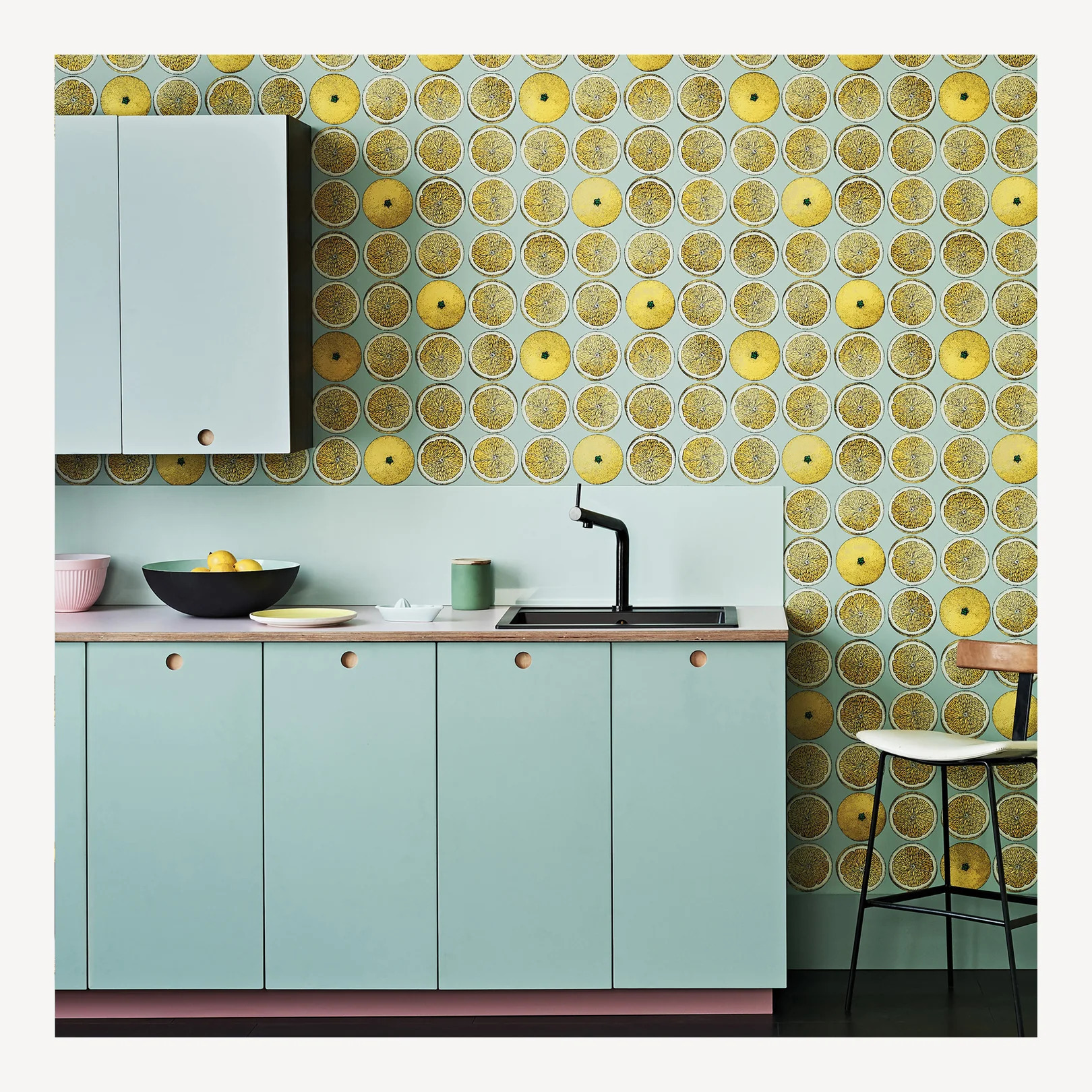 Papel pintado en la cocina, la nueva tendencia; así lo usan decoradores e interioristas