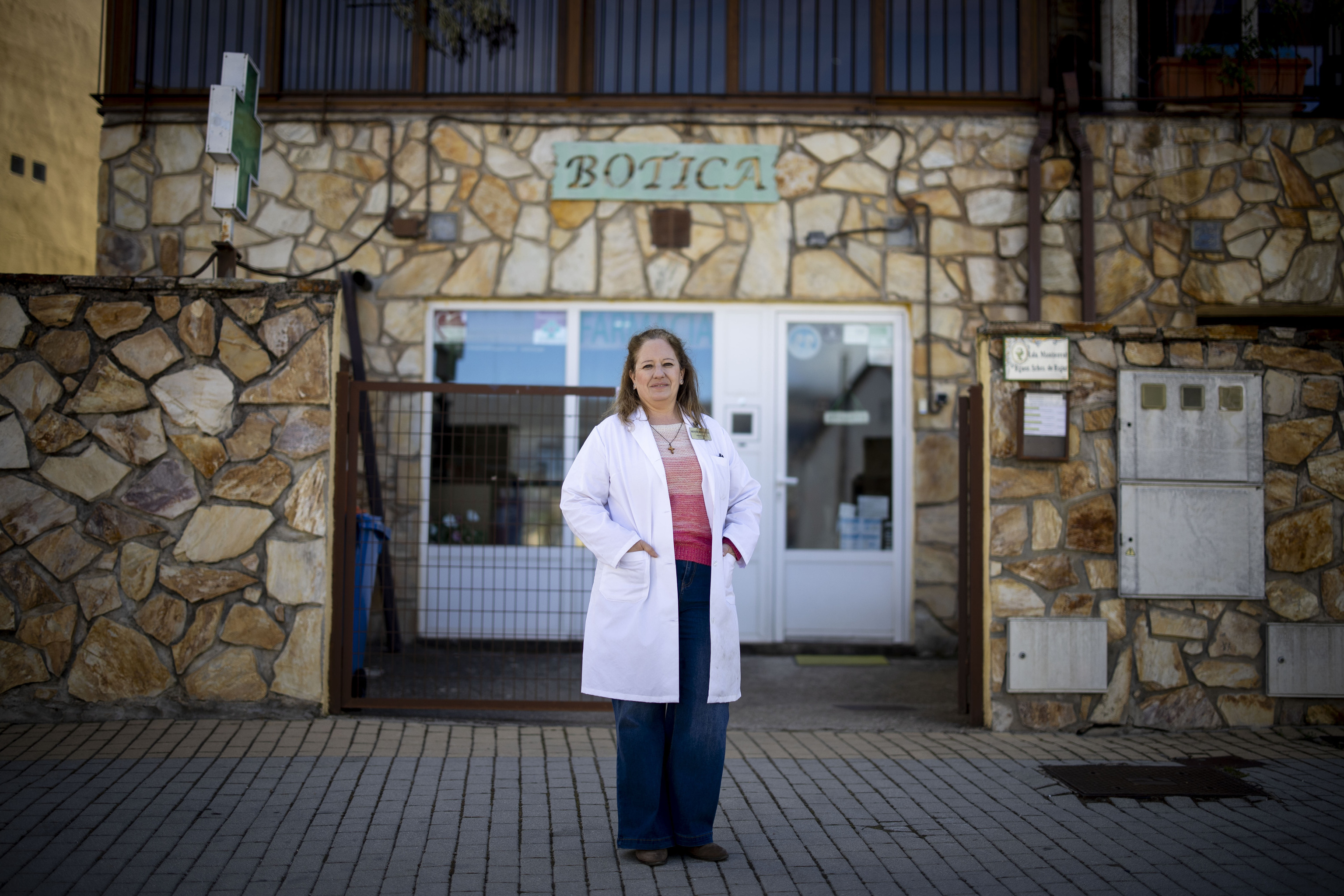La luz verde que nunca se apaga en la sierra: la farmacia como corazón de la vida en los pueblos