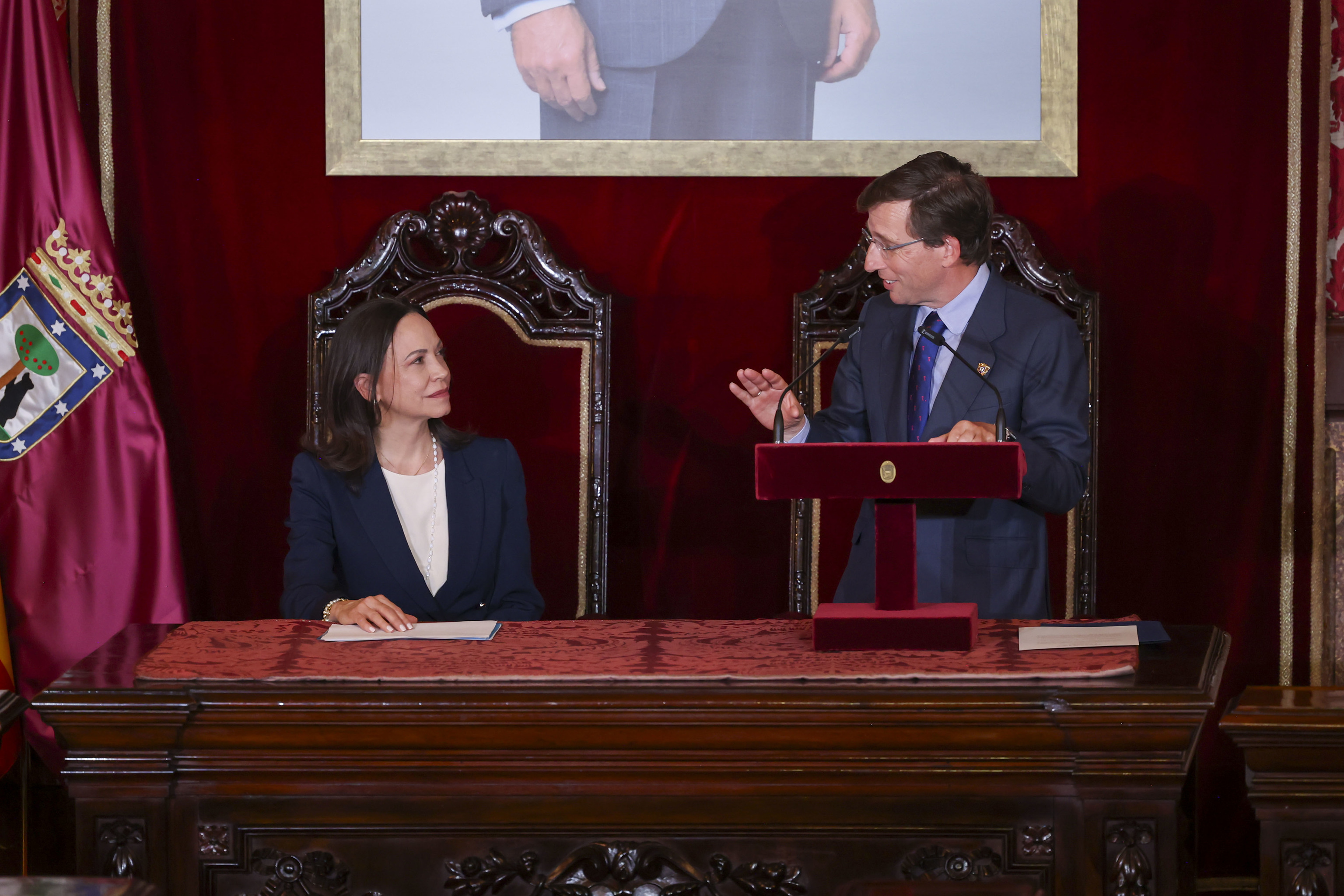 Almeida entrega la Llave de Oro de Madrid a María Corina Machado: 