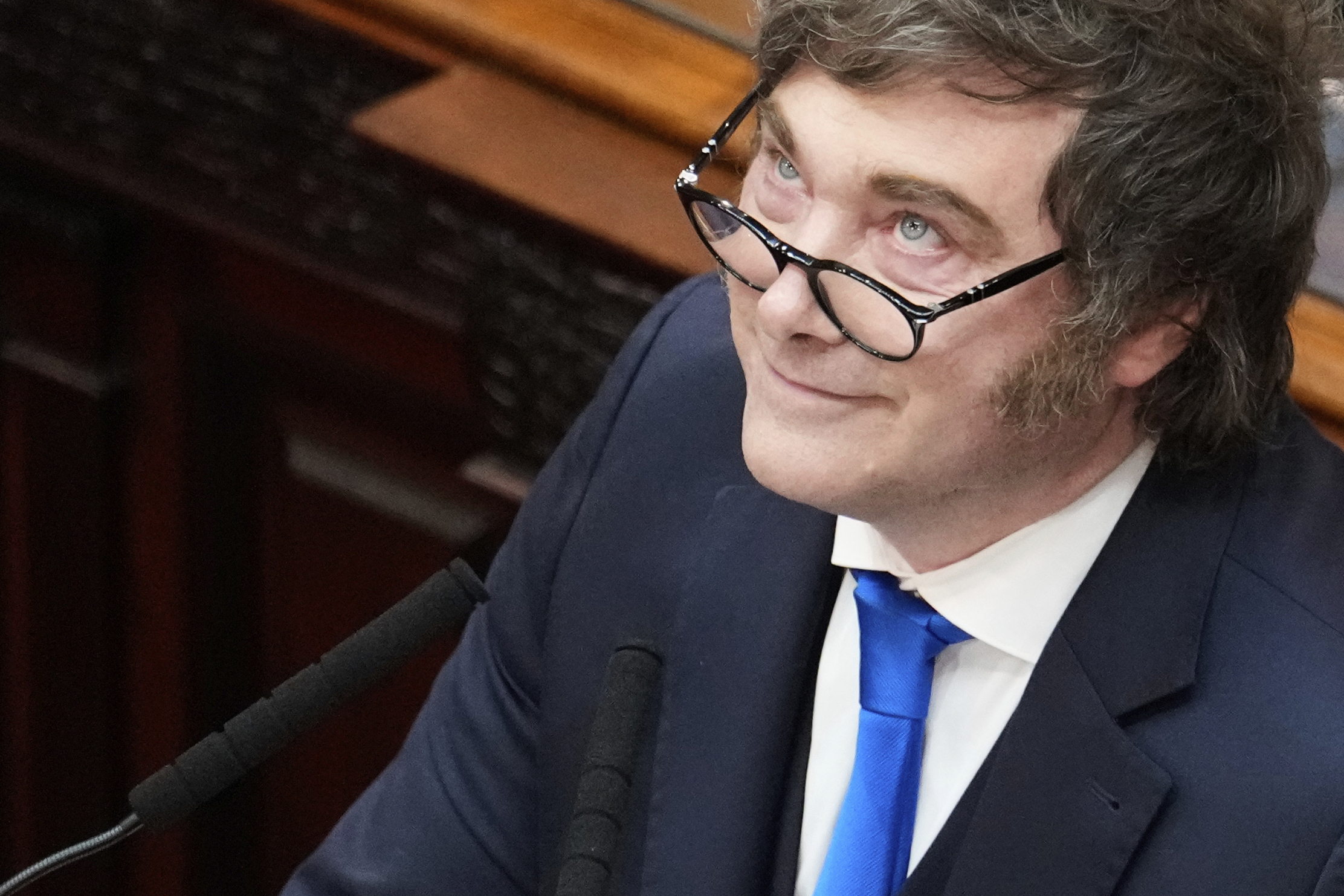 Milei entra en zona de desgaste: cae en las encuestas y lo superan Kirchner y Bullrich