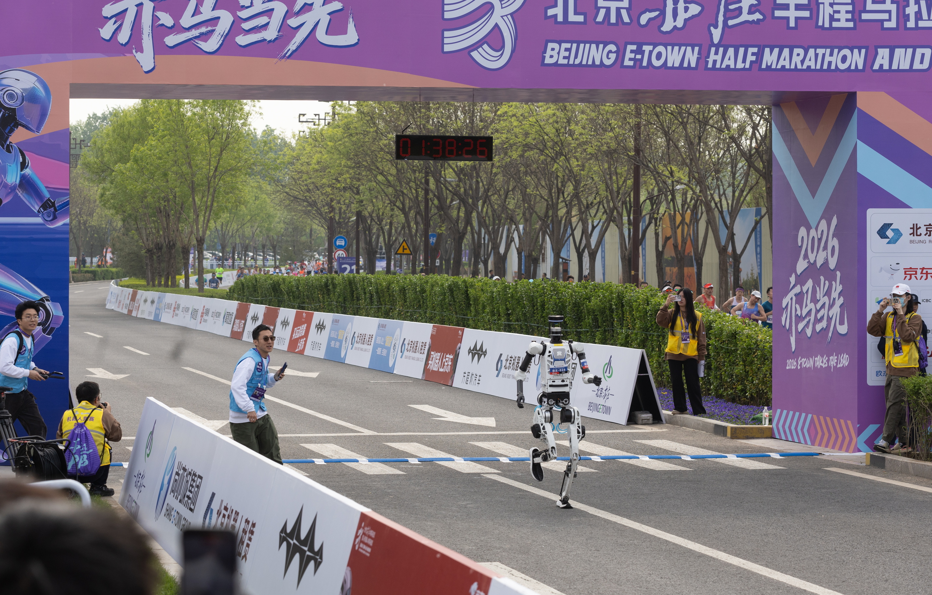 China pone a correr a sus robots: más de 300 humanoides participan en una media maratón en Pekín