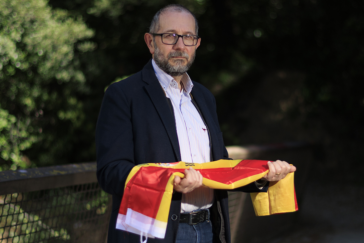 Los 'activistas constitucionalistas' que batallan para que la bandera española vuelva al Parlament de Cataluña: 