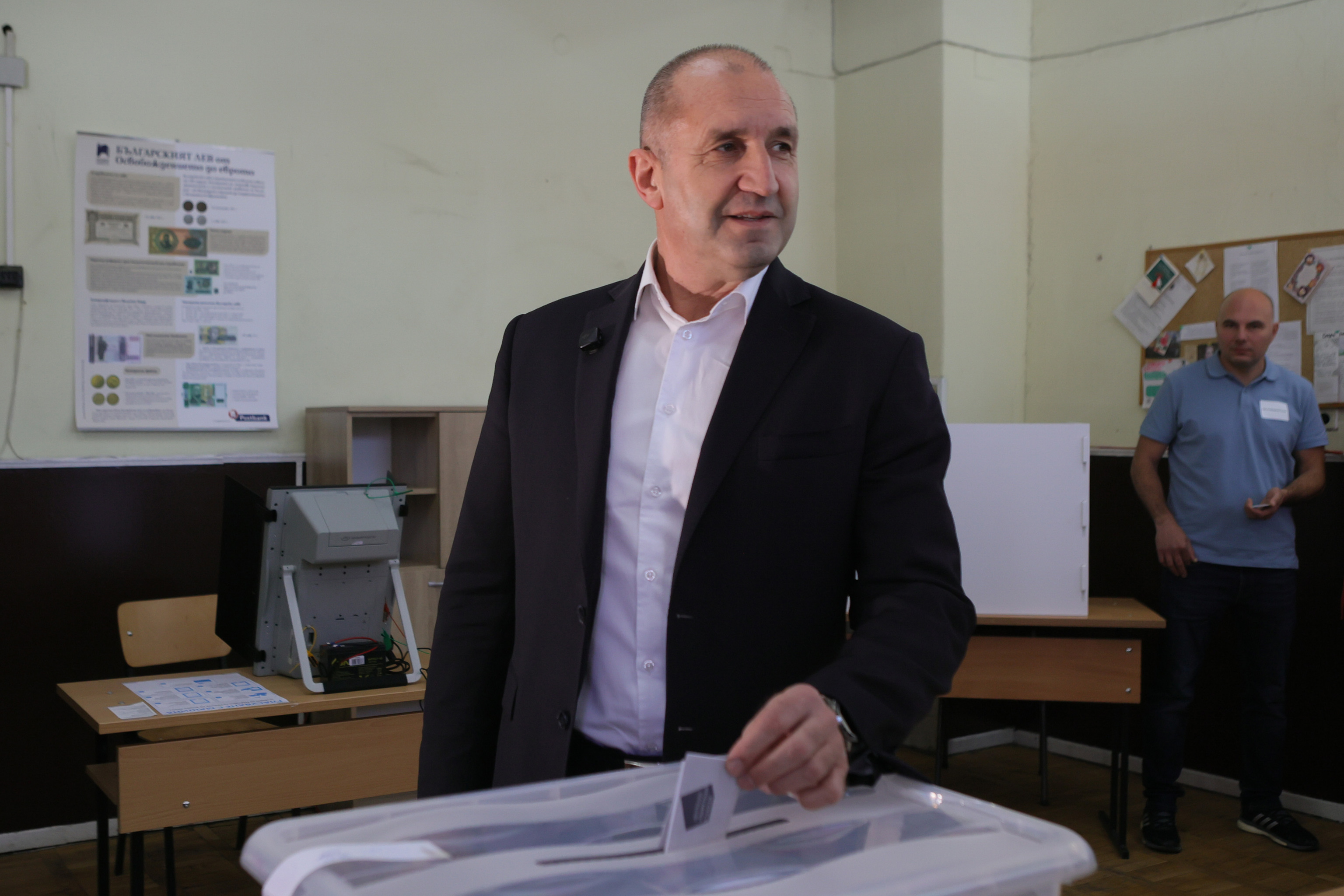 Victoria insuficiente de Radev para distanciar a Bulgaria de la parálisis