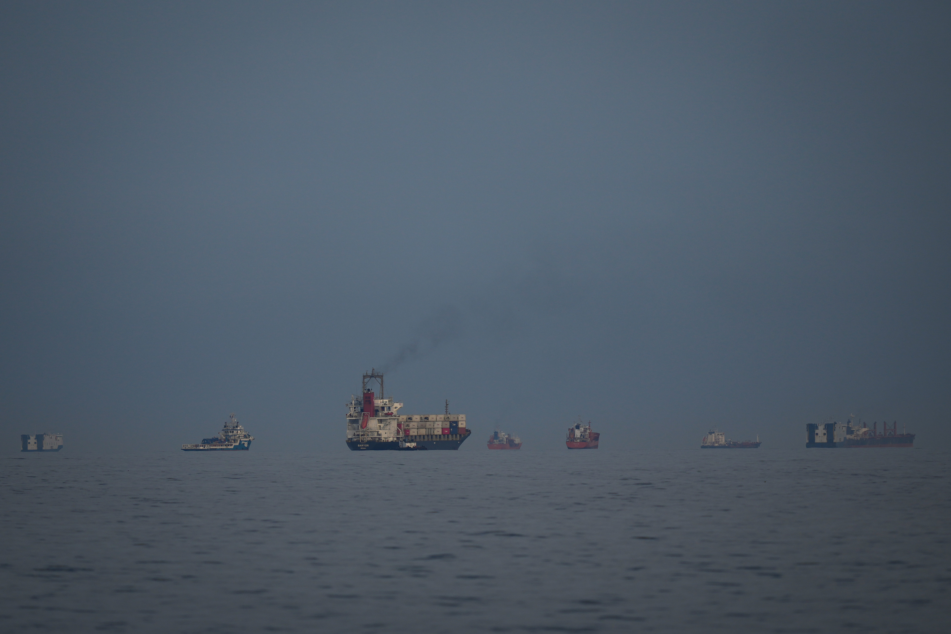Un petrolero con 20 tripulantes indios es atacado frente a Omán presuntamente por EEUU