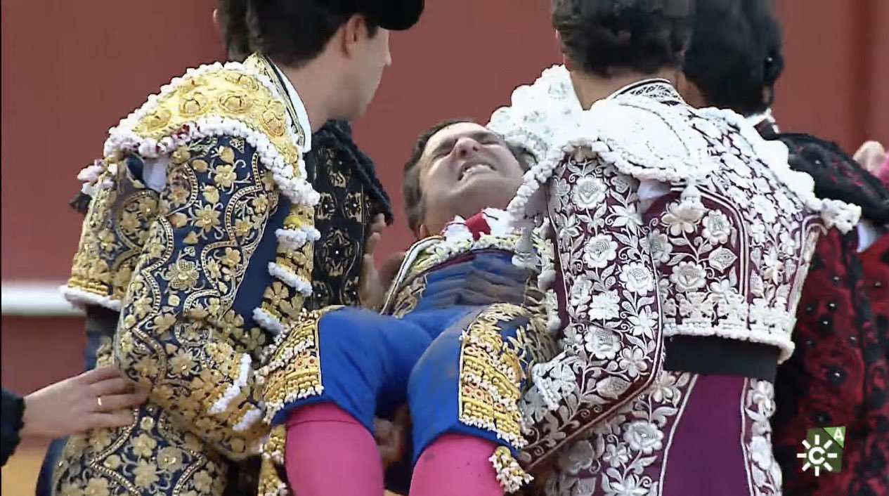 Morante de la Puebla, cogido de forma dramática al recibir al cuarto toro de capote en Sevilla