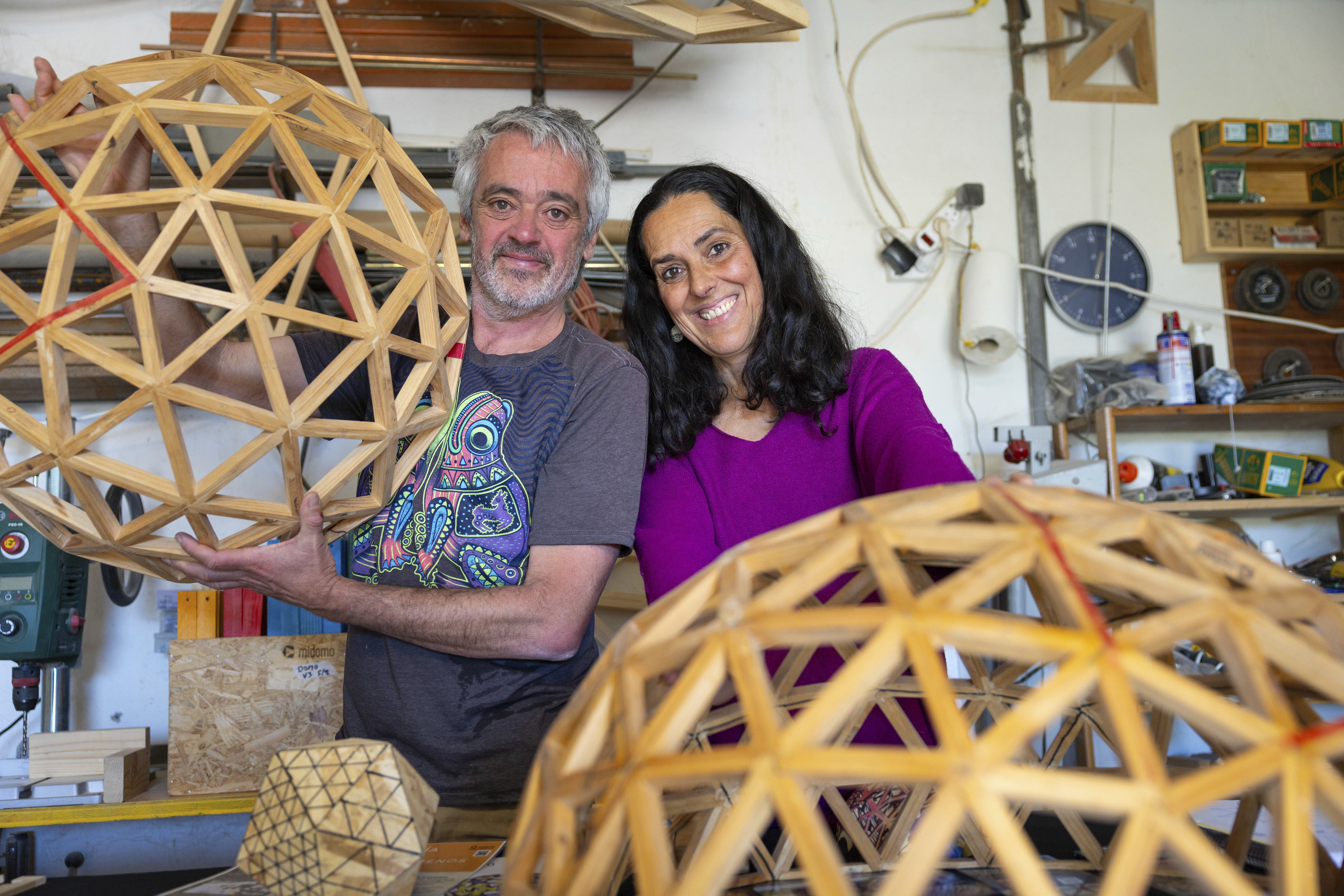 La revolucionaria solución para la vivienda de una pareja de la sierra: cúpulas geodésicas de sencilla construcción para habitar, meditar o escuchar música