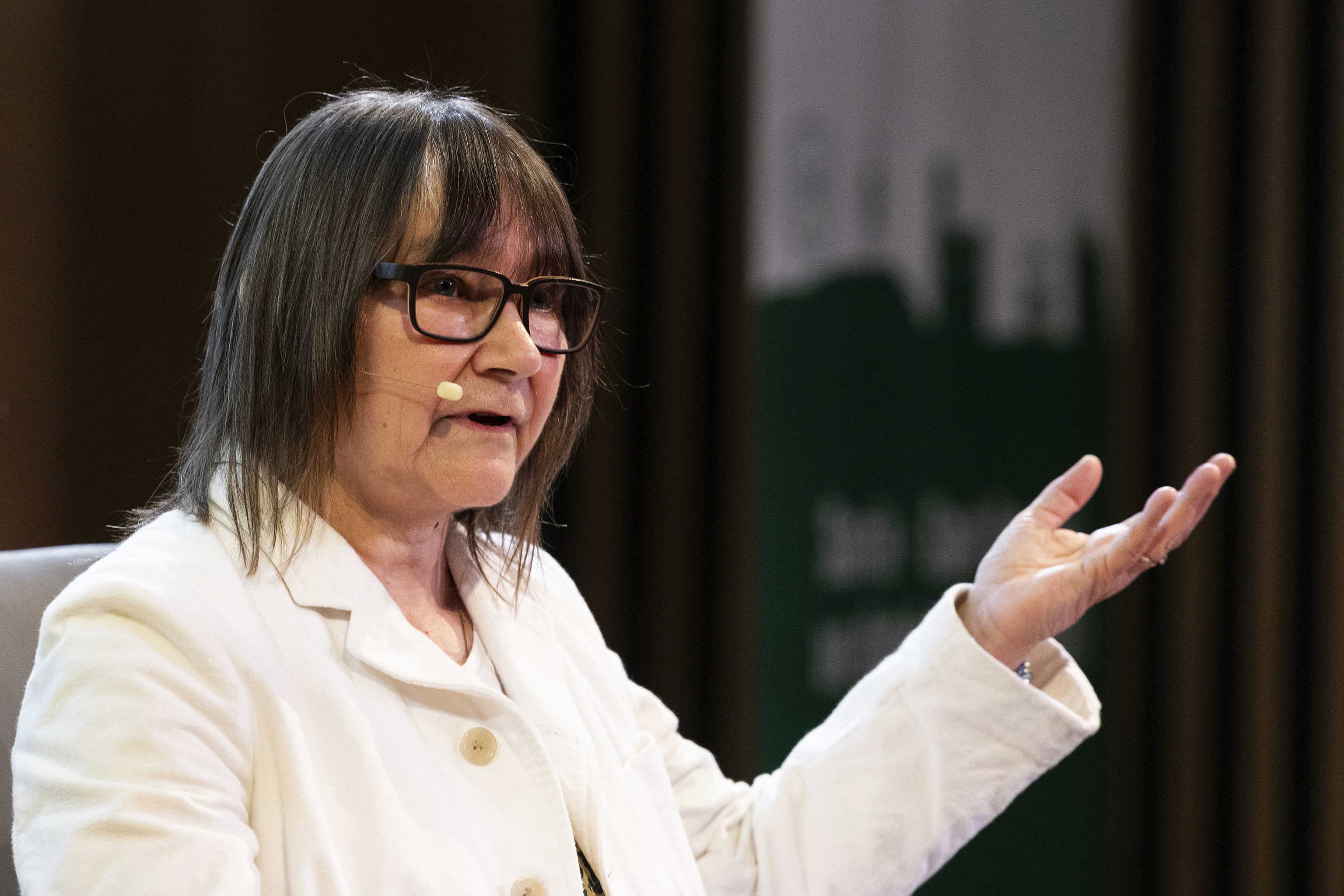 Ali Smith: "Vivimos en una época de superficie y el mundo se presenta plano como las pantallas"