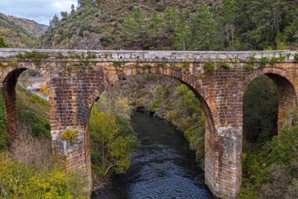Este pueblo de Galicia esconde un puente romano increíble y está junto a la única pista de esquí