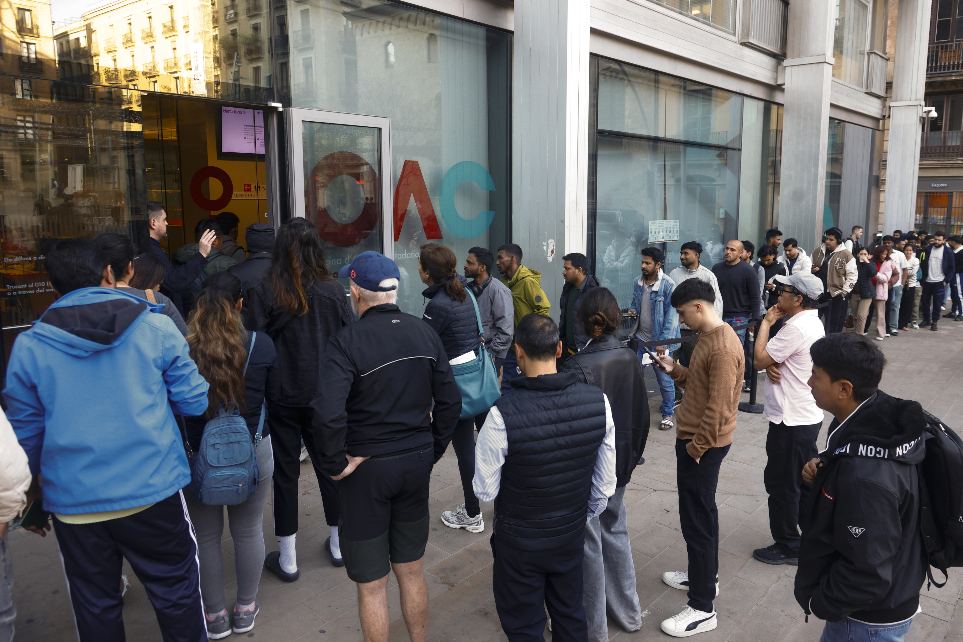 La tensión en una cola para la regularización lleva a intervenir a la Guardia Urbana de Barcelona