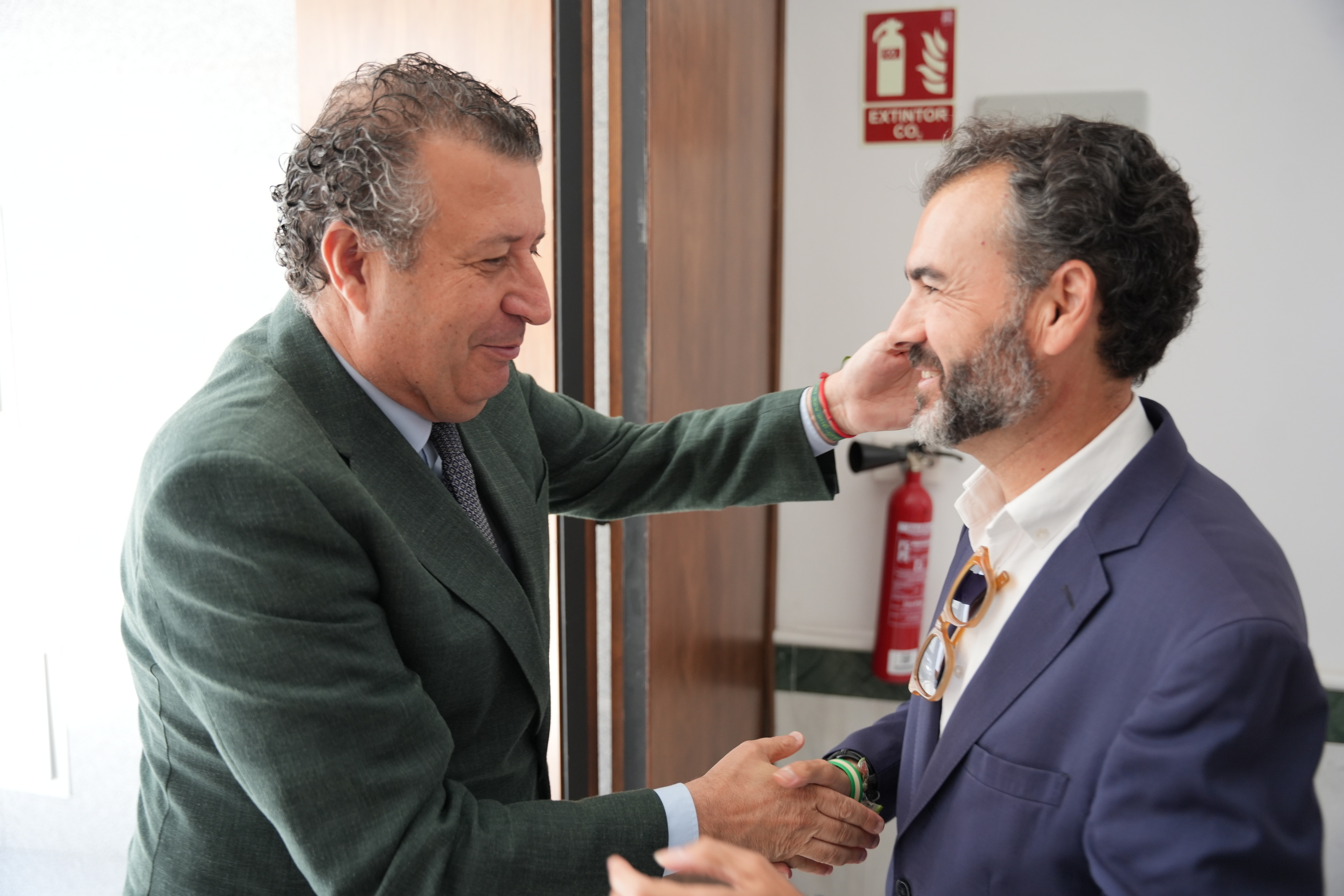 La operación suicida de un converso del socialismo en las horas más bajas del PSOE-A: La historia de "traiciones" del ex alcalde de La Campana