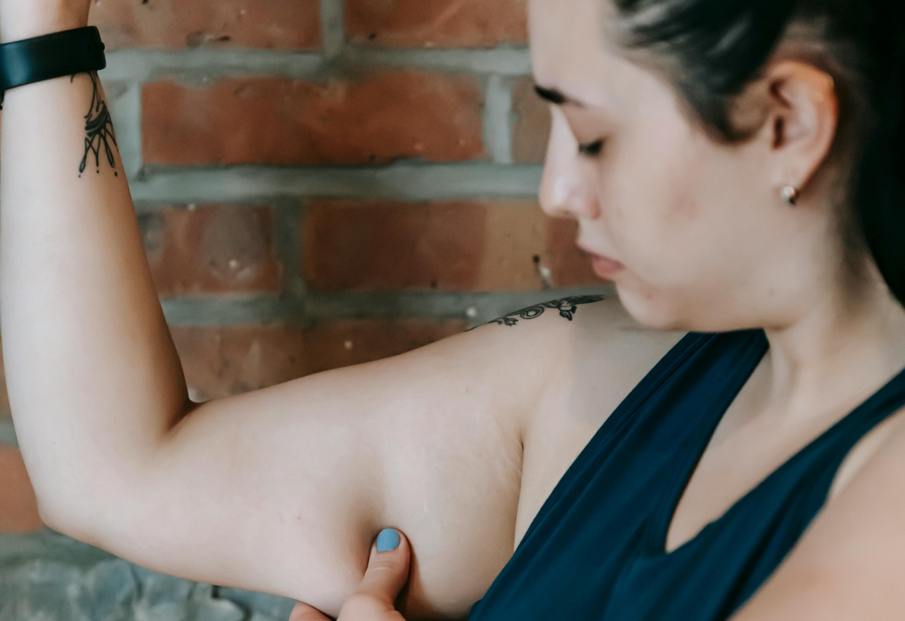 Adiós a las alas de murciélago: el ejercicio de pilates más efectivo para tonificar los brazos y que puedes hacer en casa en 5 minutos
