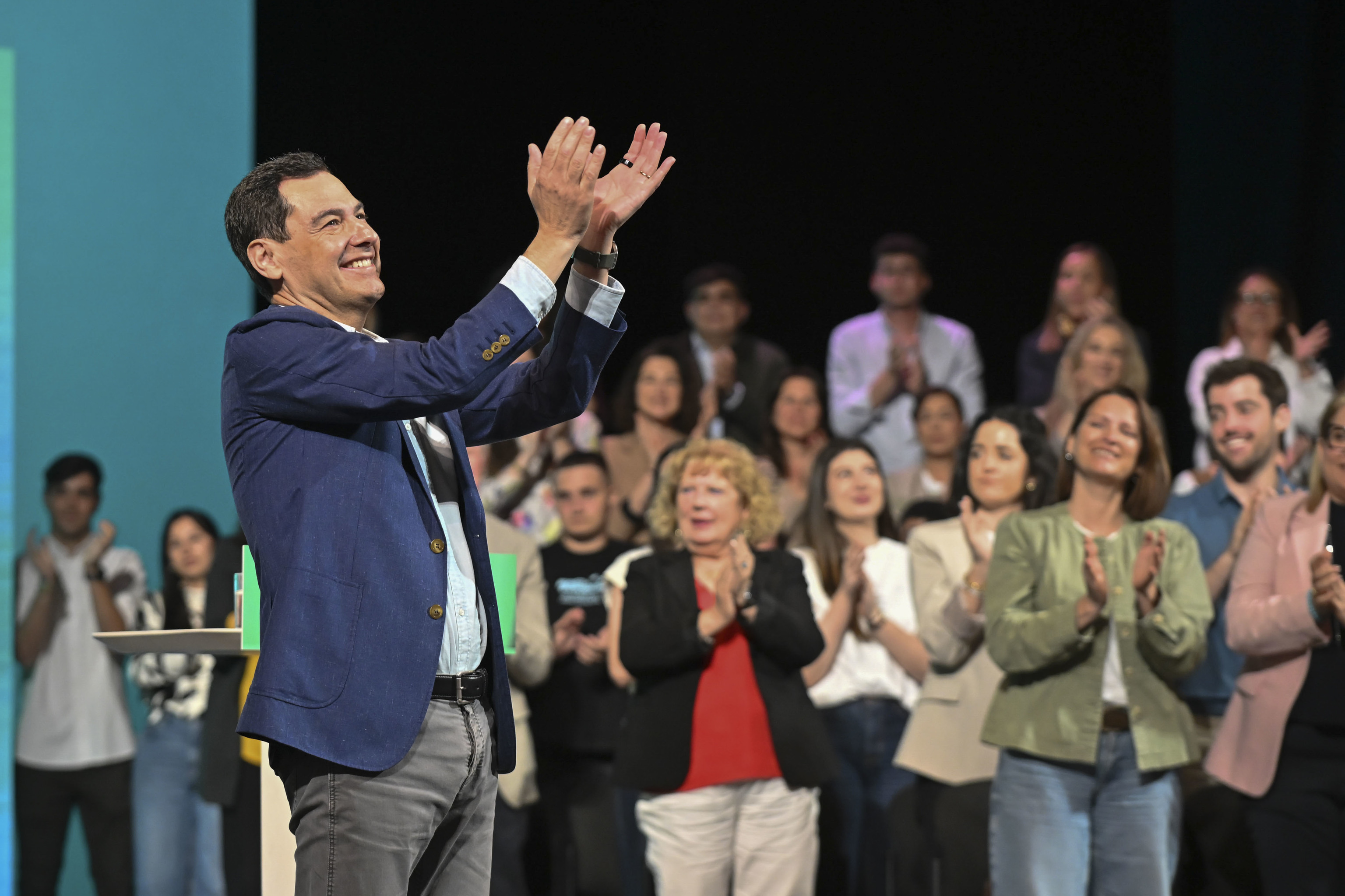 Juanma Moreno llega a la campaña con mayoría absoluta pese a los pactos del PP con Vox