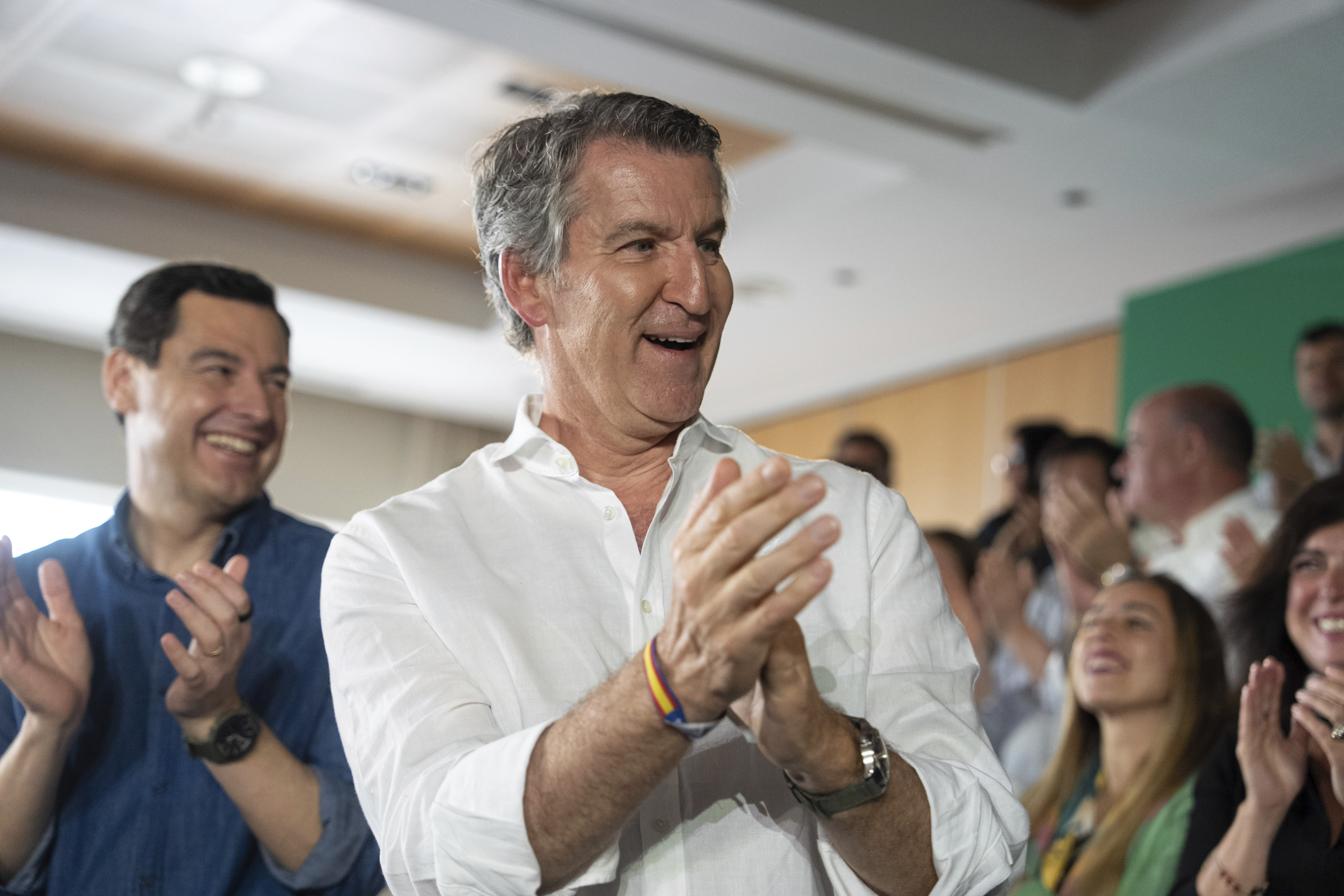 Escribir a mano: "prioridad nacional"
