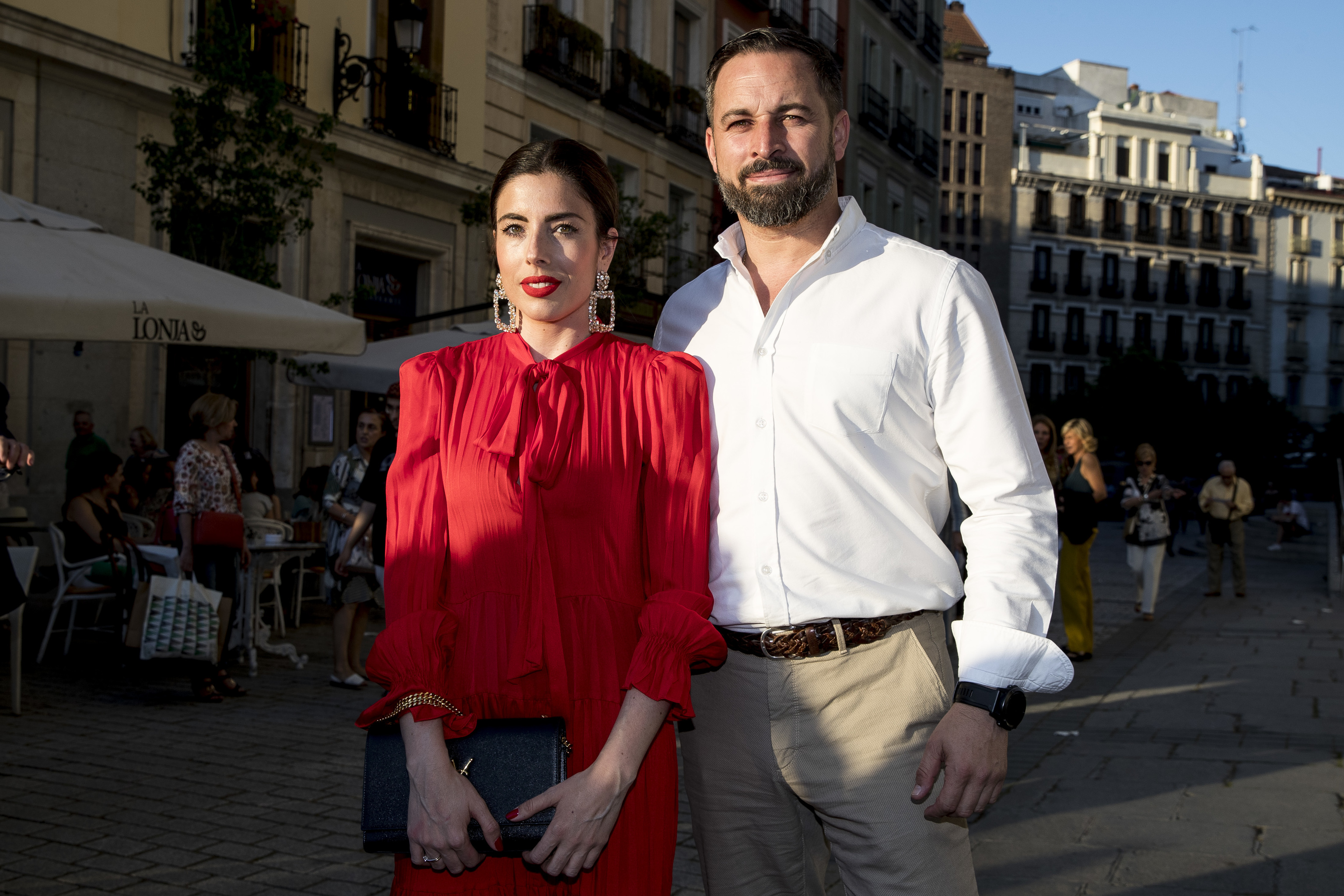 Lidia Bedman lanza una línea de moda masculina en mitad de la etapa más convulsa de Vox