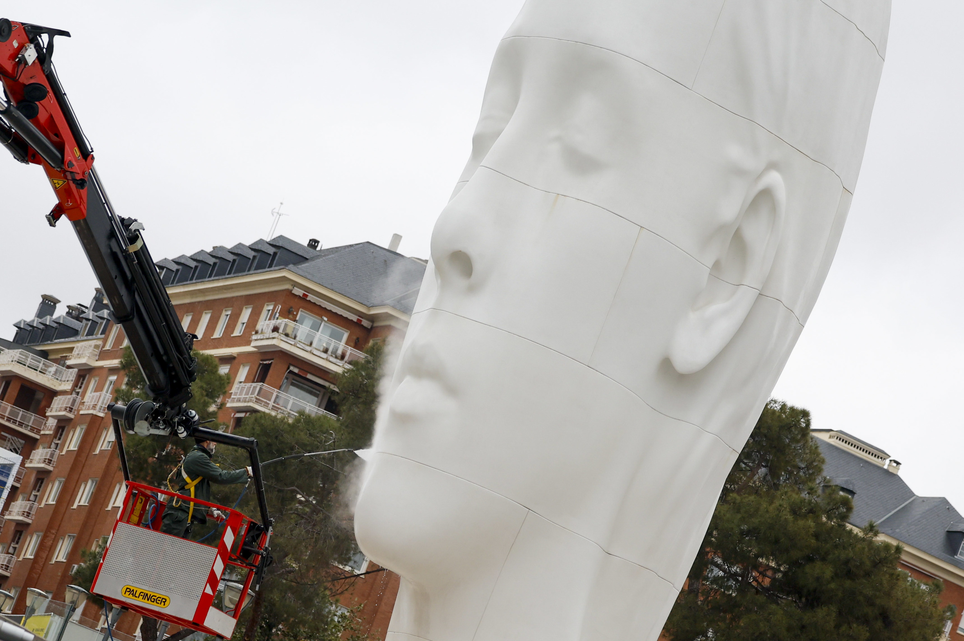 La primera restauración y limpieza a fondo para la 'Julia' de Jaume Plensa: con reparación de grietas leves, chequeo de su interior y andamio en Colón